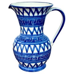Jarra de cerámica blanca y azul de Robert Picault, Vallauris, Francia, hacia 1960