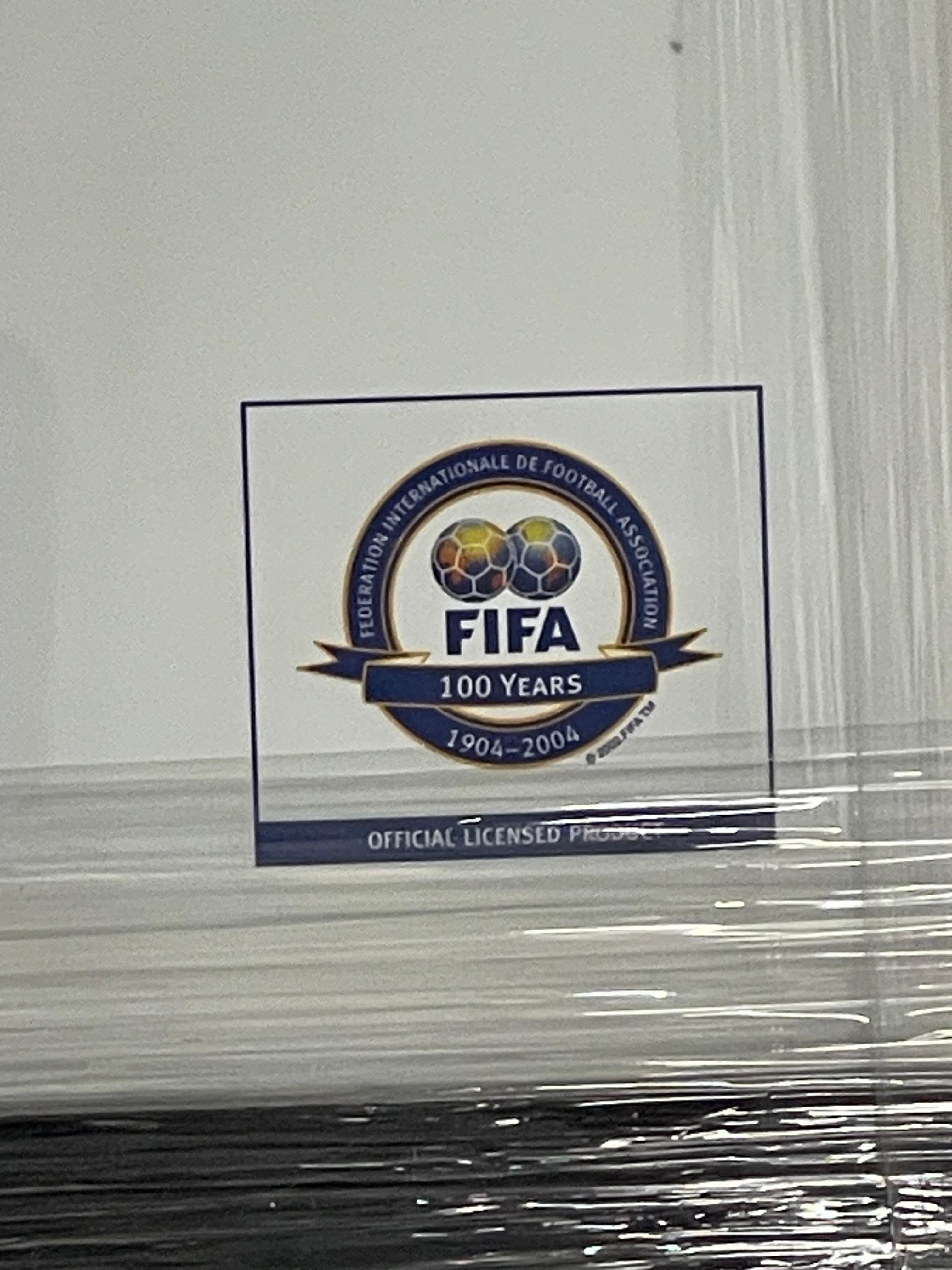 Robert Pires von Marc Quinn FIFA 100 im Zustand „Hervorragend“ im Angebot in Southall, GB