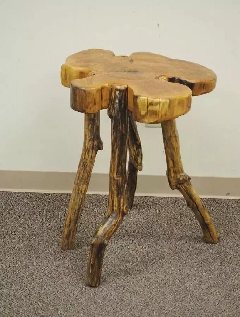 Table d'appoint rustique Robert Powchik Burl Wood Slab Live Edge Log Cabin. Cet article se caractérise par un design primitif boisé qui attire l'attention, un plateau en bois massif et une grande forme. Circa 21ème siècle. Dimensions : 28