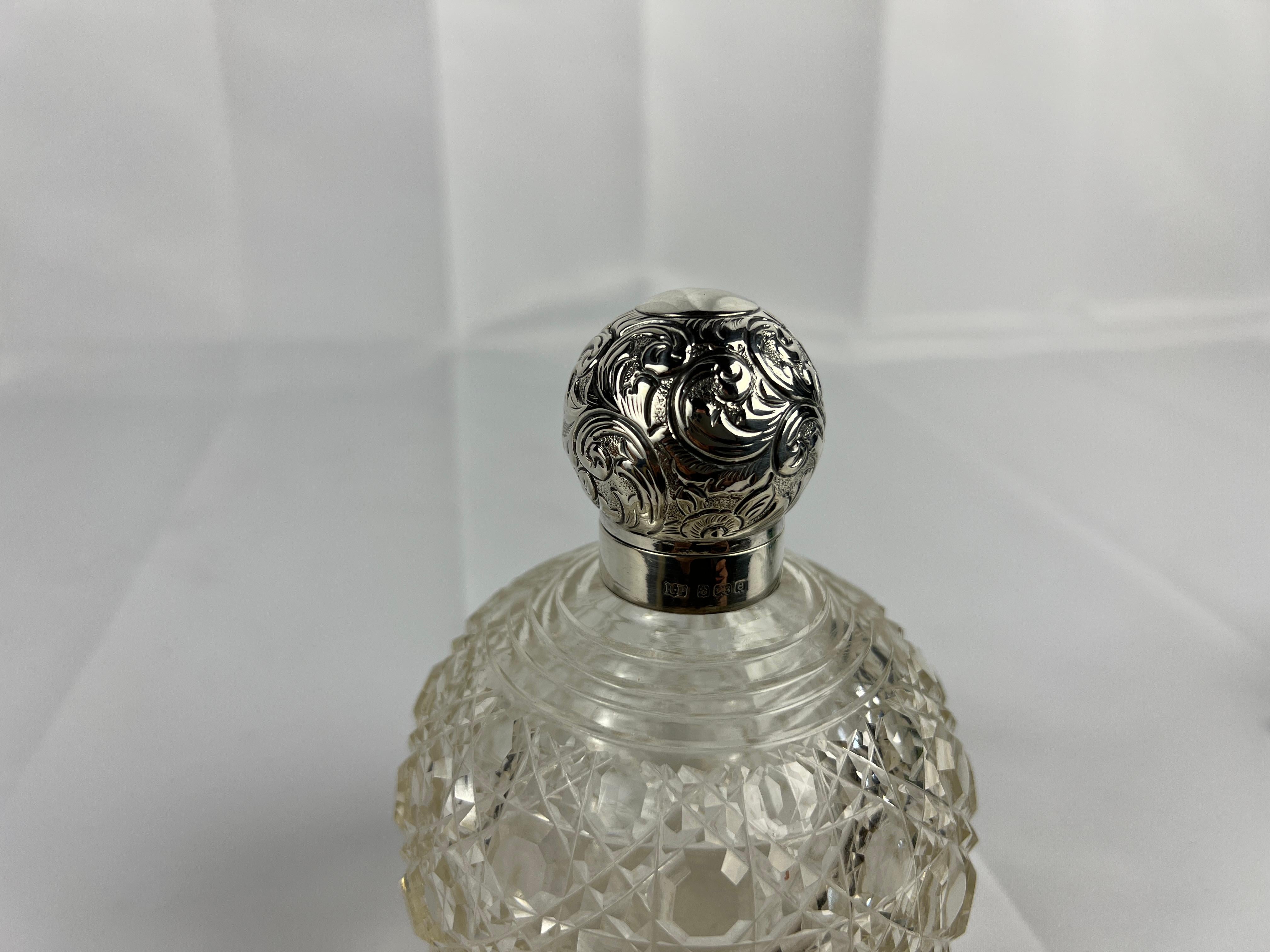 Robert Pringle & Sons Frasco de perfume de plata de ley y cristal tallado de Birmingham 1904 Victoriano en venta