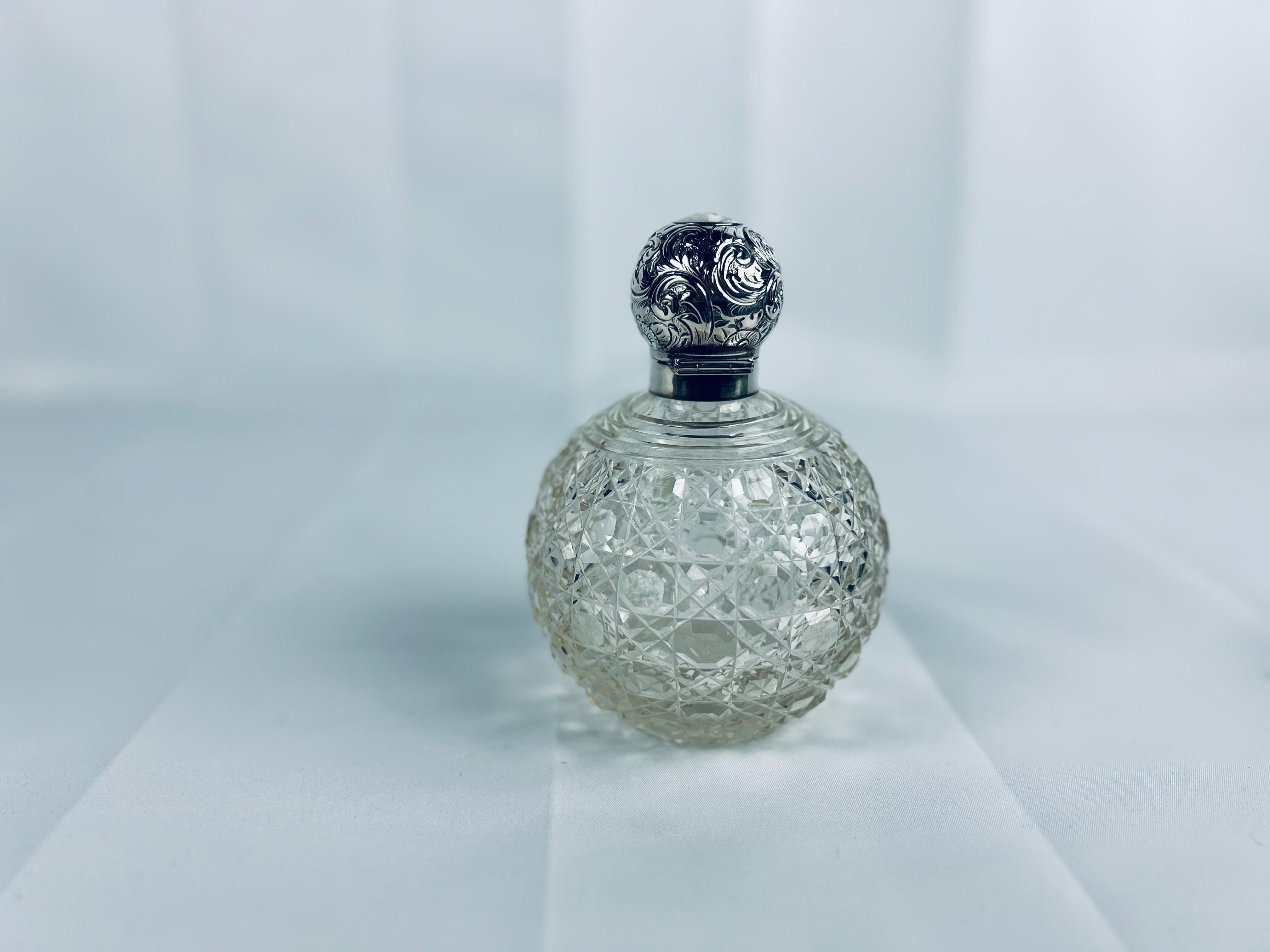 Robert Pringle & Sons Frasco de perfume de plata de ley y cristal tallado de Birmingham 1904 Británico en venta