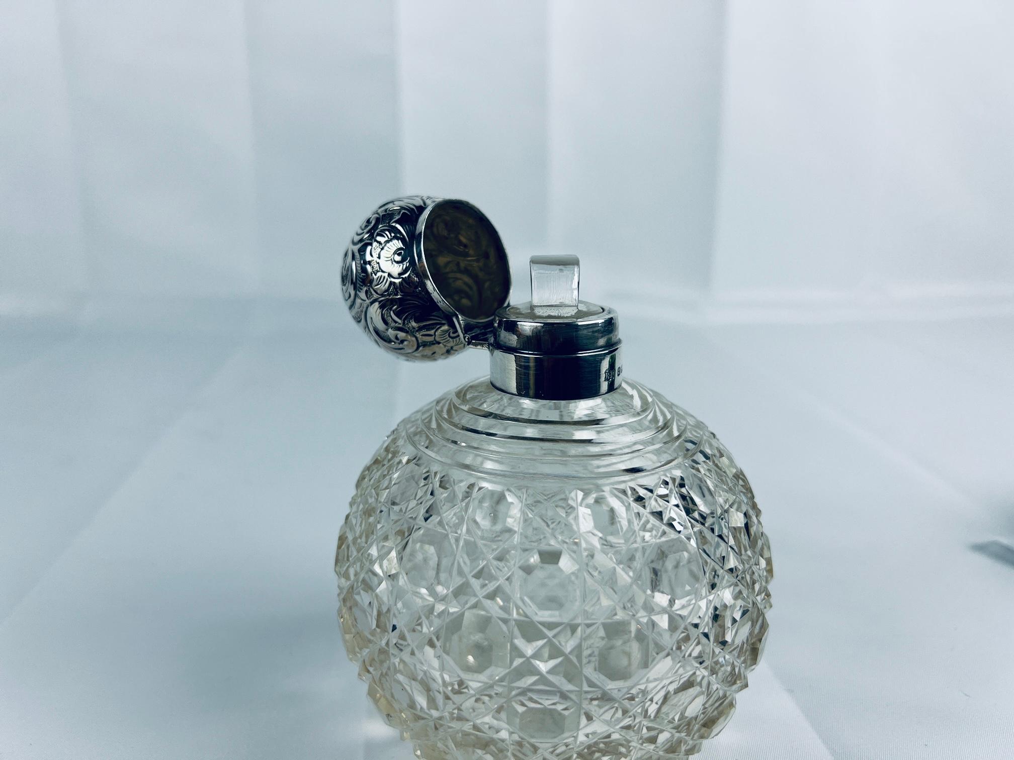 Robert Pringle & Sons Frasco de perfume de plata de ley y cristal tallado de Birmingham 1904 siglo XX en venta