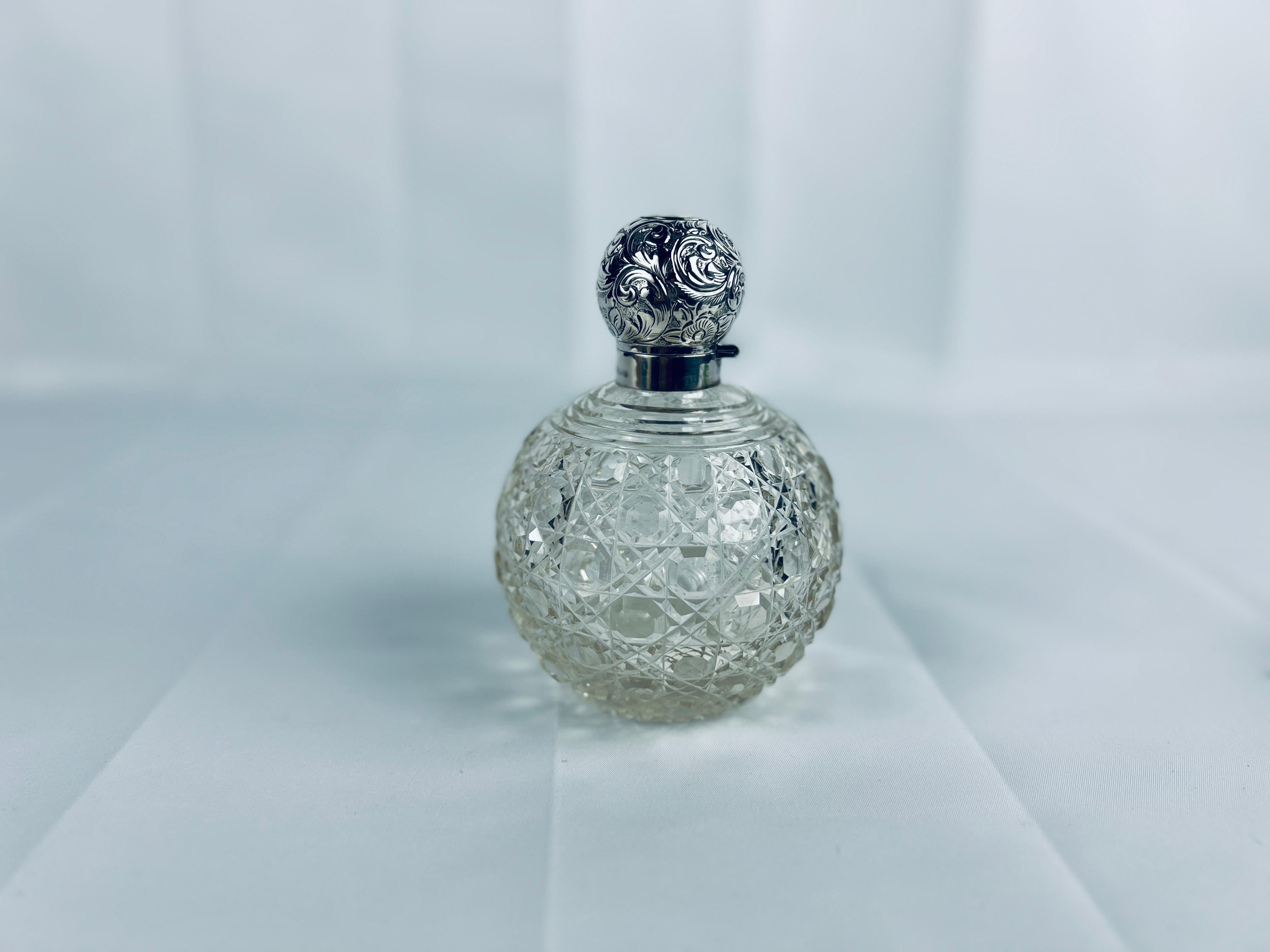 Robert Pringle & Sons Frasco de perfume de plata de ley y cristal tallado de Birmingham 1904 Plata esterlina en venta