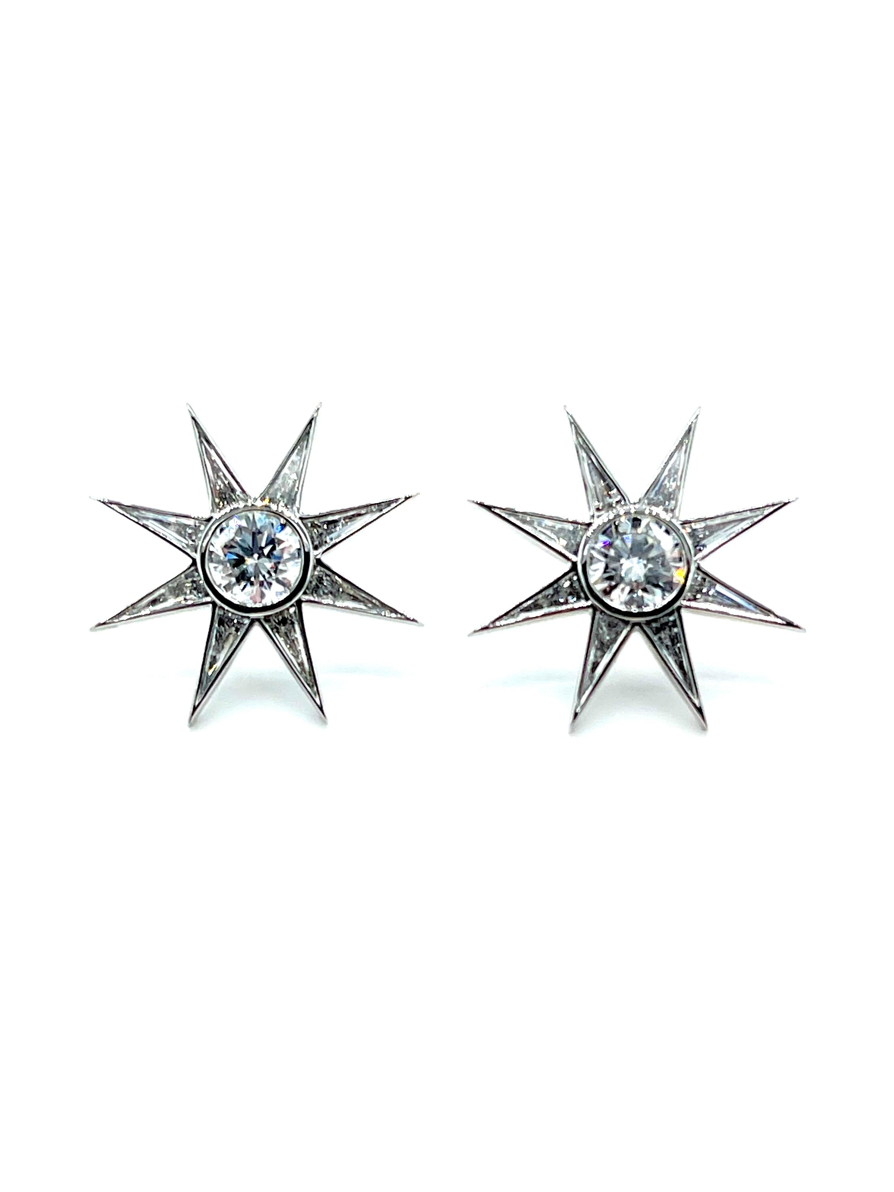¡Un precioso par de pendientes de diamantes del diseñador Robert Procop!  Los pendientes llevan un Diamante de talla brillante redondo en el centro, rodeado de ocho Diamantes de talla triangular con un peso total de 1,57 quilates.  Los pendientes