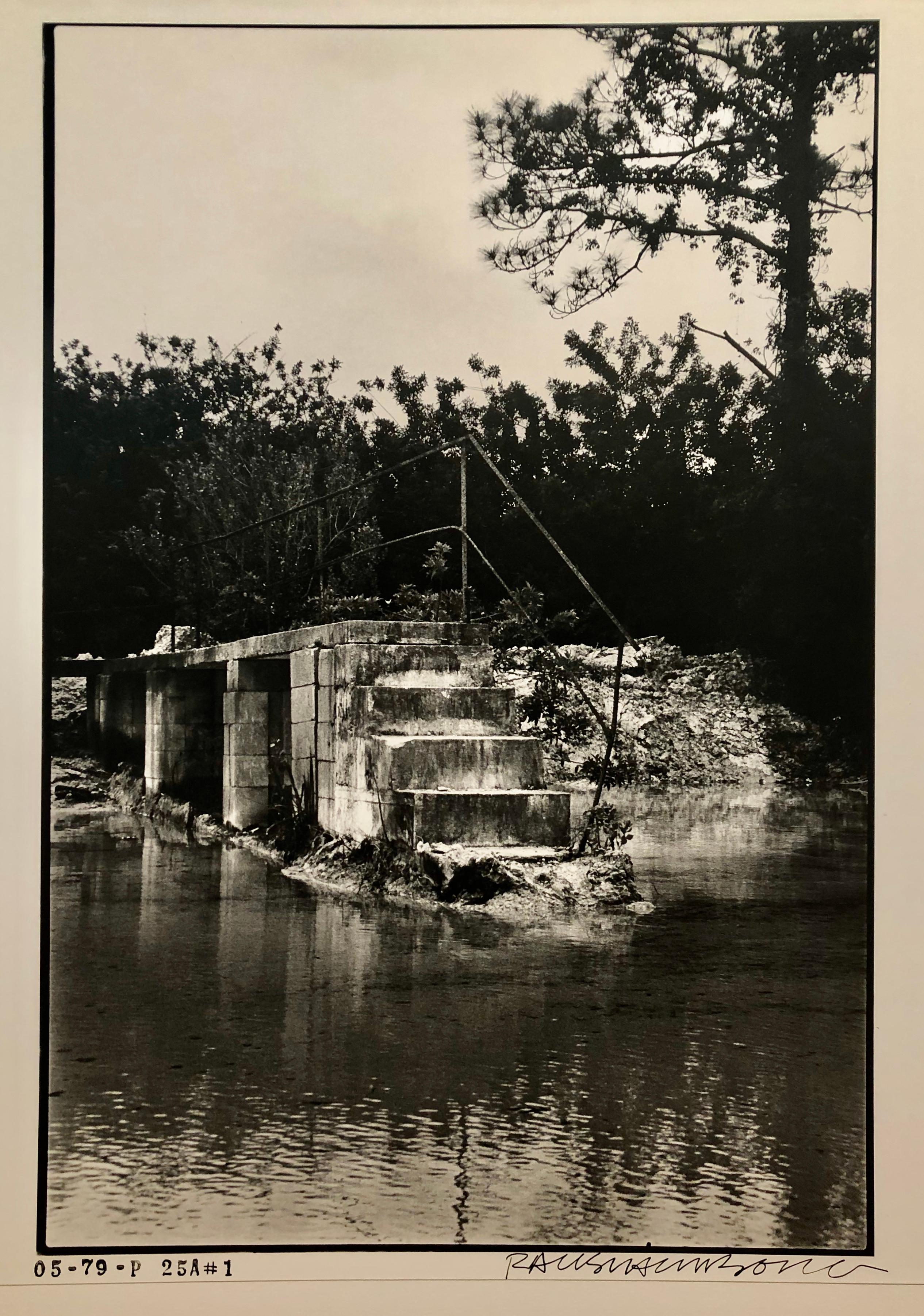 Photos hors et à l'intérieur des limites de la ville : Myrs FL - Photograph de Robert Rauschenberg