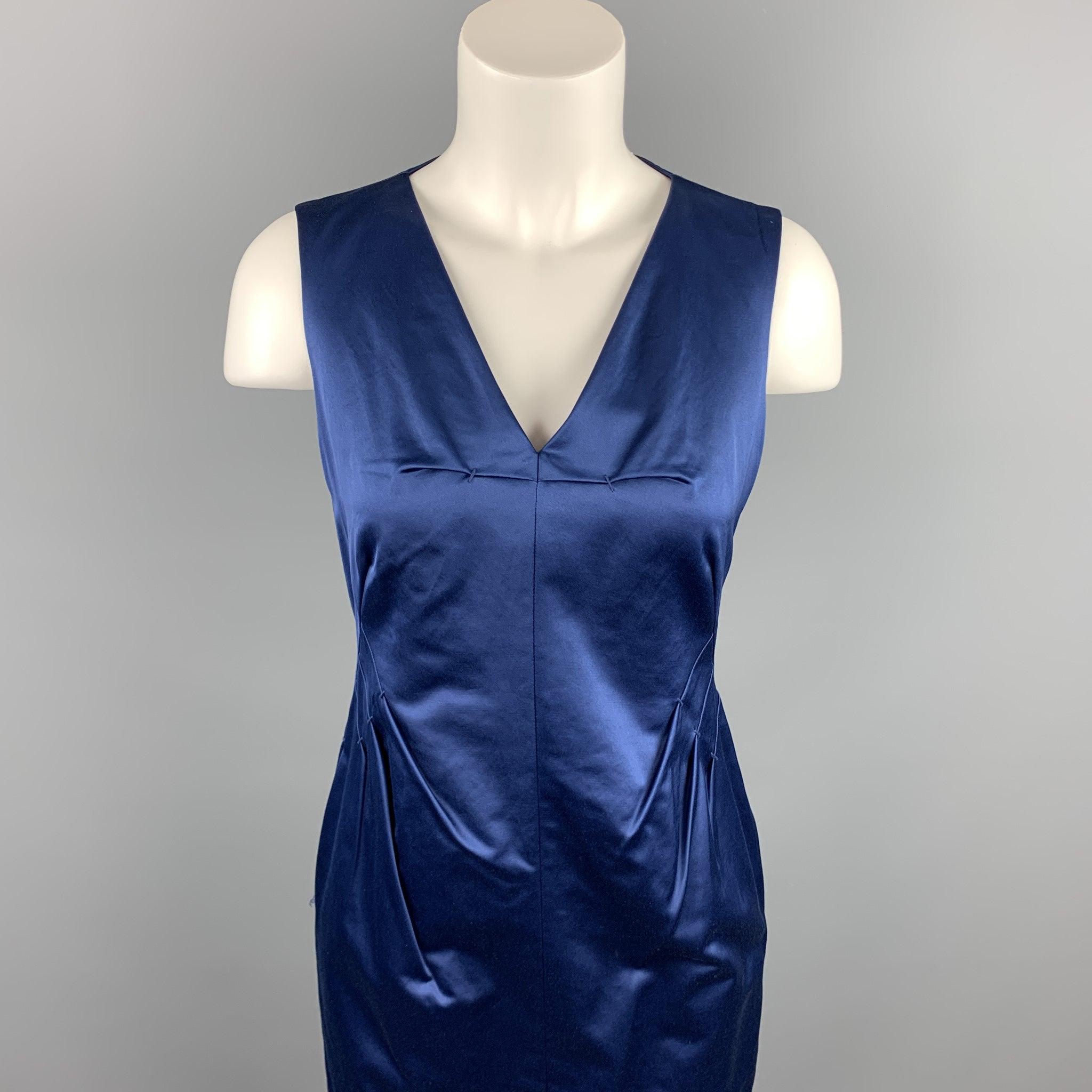 La robe de cocktail ROBERT RODRIGUEZ se présente dans un coton/polyester bleu avec un style fourreau, une encolure en V, des poches fendues, des détails plissés et une fermeture à glissière dans le dos.
Très bien
Etat d'occasion. 

Marqué :   