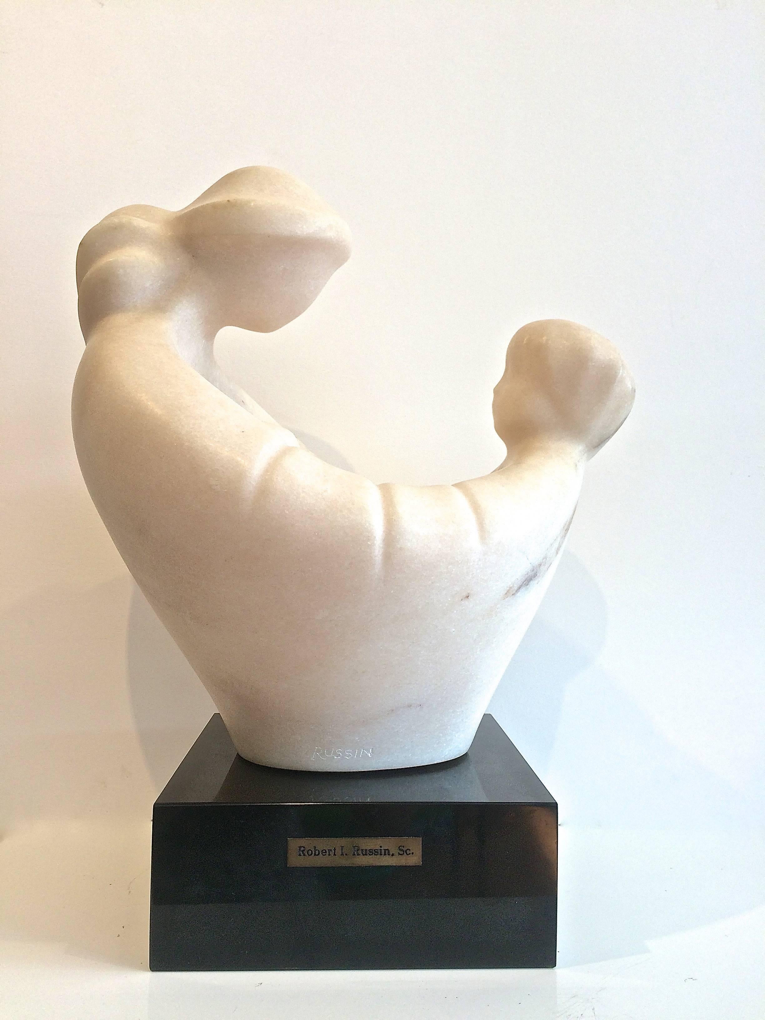 Embrasser la mère avec  Sculpture en marbre Child & Child - Beige Figurative Sculpture par Robert Russin