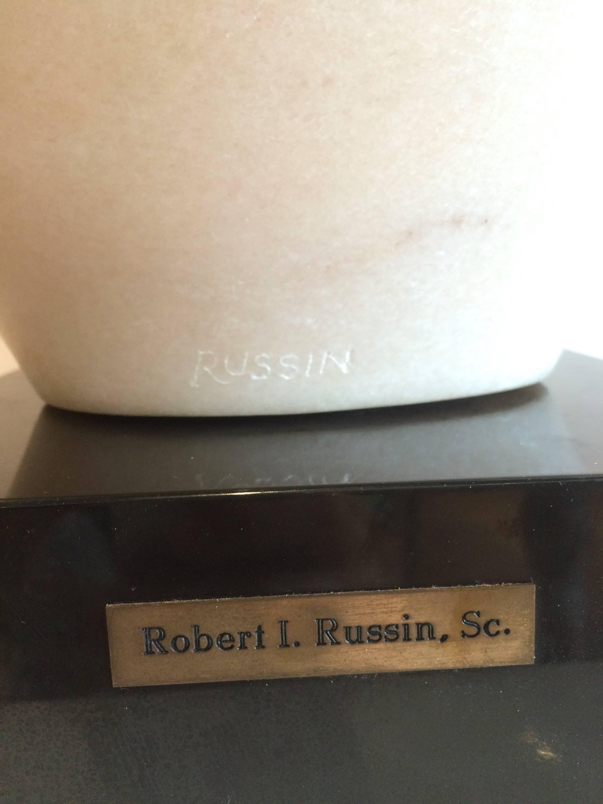 Embrasser la mère et l'enfant.
Marbre blanc rosé, socle en onyx noir, signé par l'artiste.
Il sera expédié dans deux boîtes séparées.
Robert Russin, né en 1914 à New York et décédé en 2007, artiste américain reconnu.
Russin a fait ses études au City