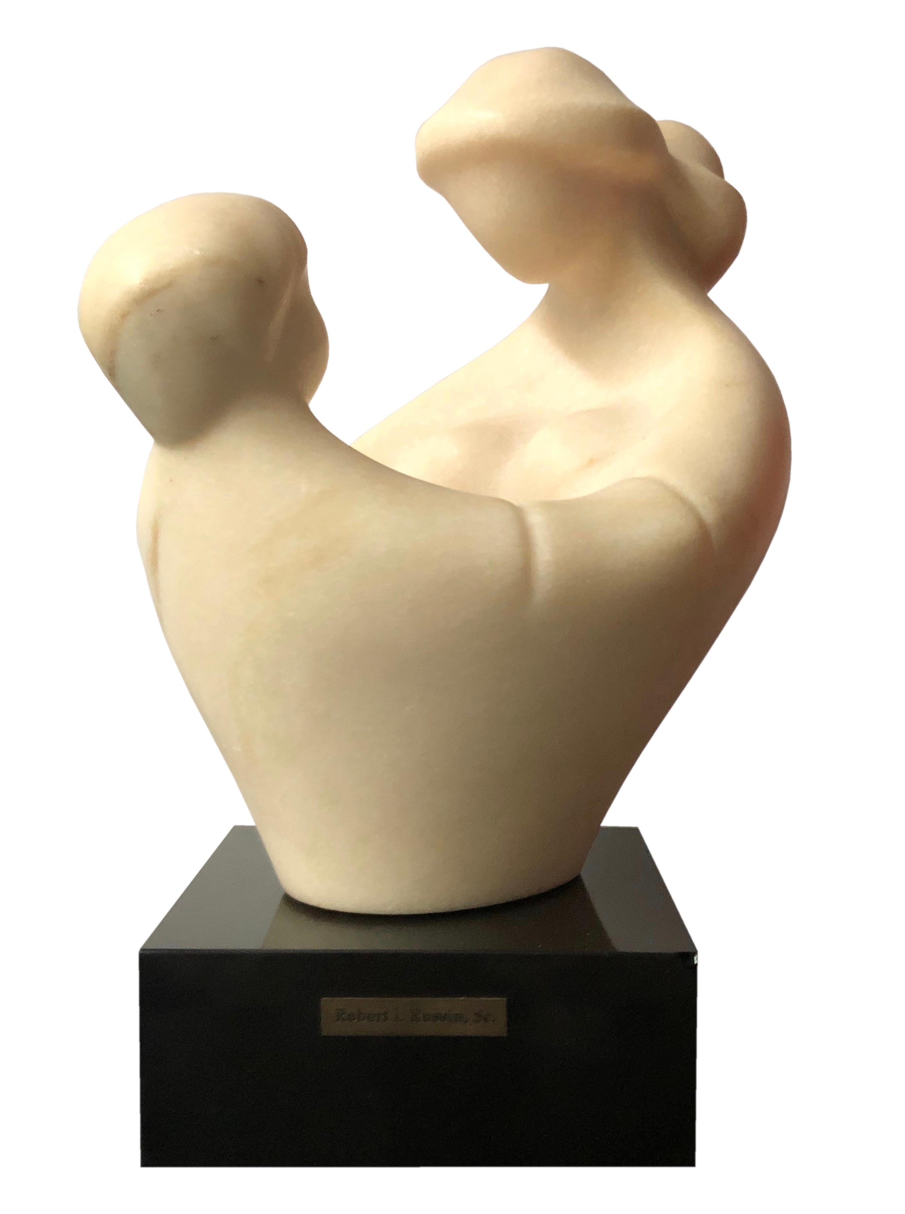 Figurative Sculpture Robert Russin - Embrasser la mère avec  Sculpture en marbre Child & Child