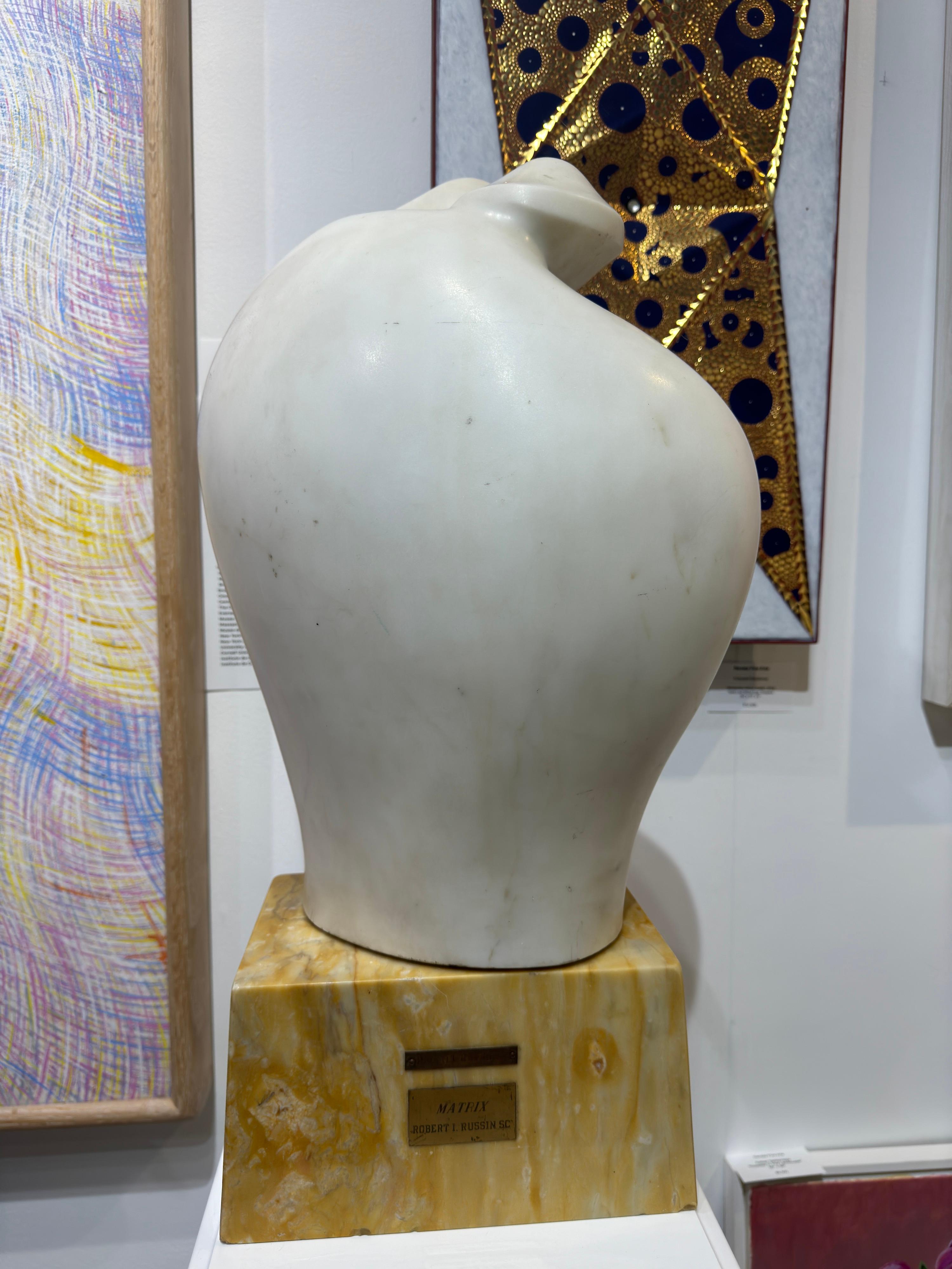 Scultura moderna in marmo di grandi dimensioni Metrix - Figurative Sculpture Grigio di Robert Russin