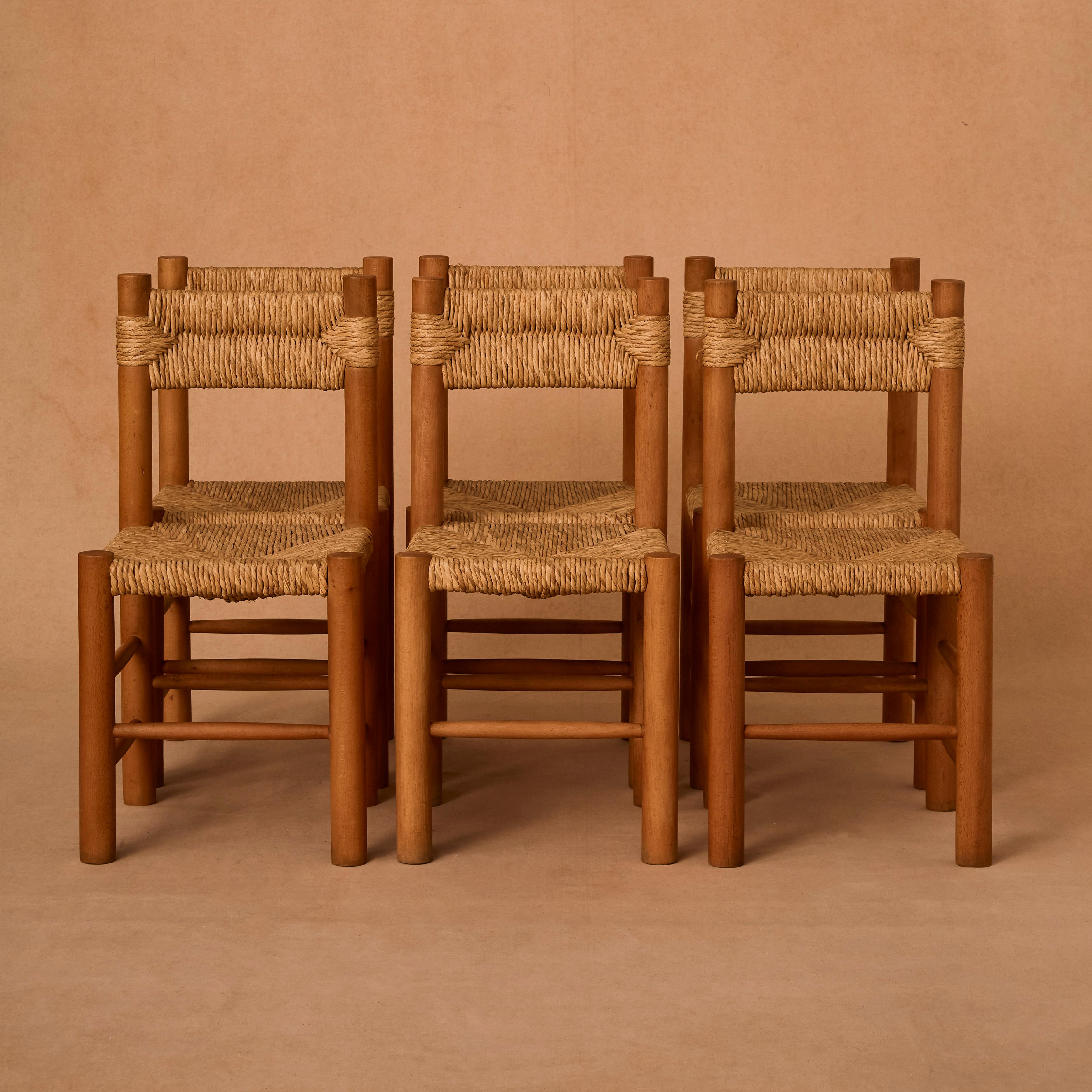 Sedie intrecciate alla maniera di Charlotte Perriand. Un'opzione di seduta classica e iconica, nata in Francia. Eleganti e senza tempo nel loro design, combinano materiali naturali con un'abile lavorazione artigianale.