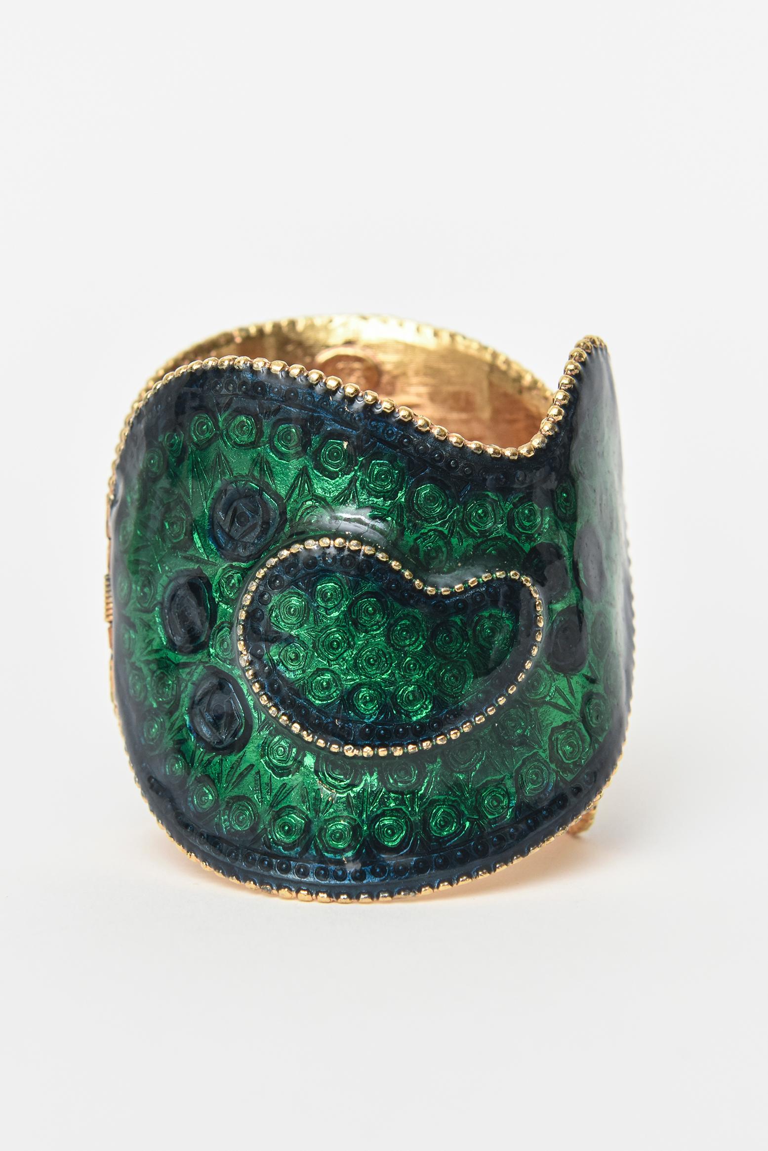 Moderne Robert Signé Bracelet manchette vintage vert guilloché, bleu et or émaillé en vente