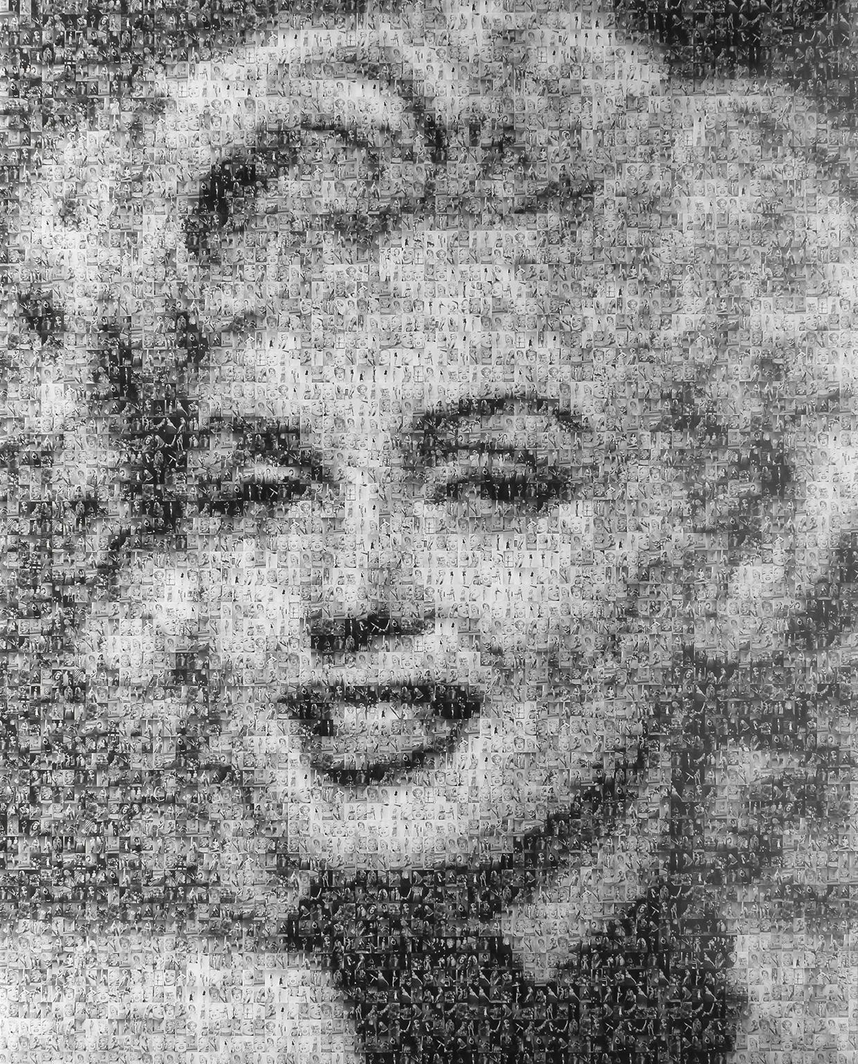 Fotomosaico en blanco y negro sobre papel fotográfico. Retrato de Marilyn Monroe compuesto por numerosos retratos más pequeños de Marilyn Monroe. Montado bajo dibond con soporte de aluminio. Listo para colgar. 