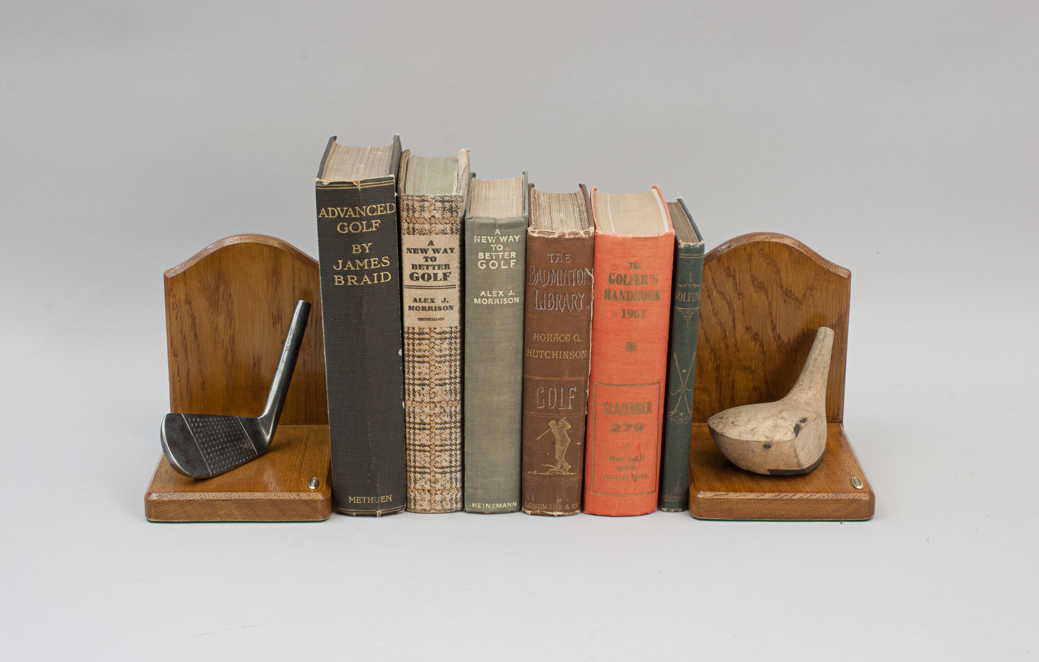 Serre-livres Robert Simpson, n° 3 Iron & Wood.
Une paire de serre-livres fabriqués à la main à partir de matériaux traditionnels de haute qualité avec des têtes de club originales des années 1940. Les têtes provenaient de l'atelier de Carnoustie de