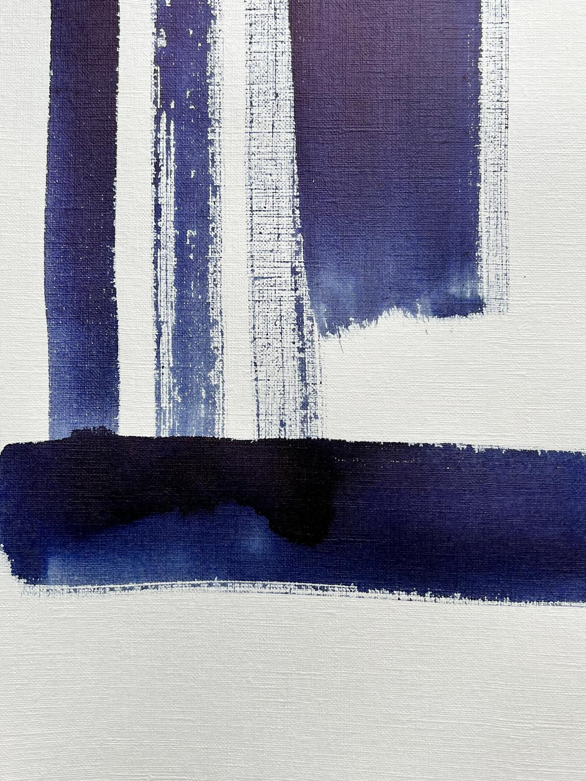 Pittura astratta espressionista britannica originale Forme e motivi blu e bianco - Abstract Painting Grigio di Robert Somerton