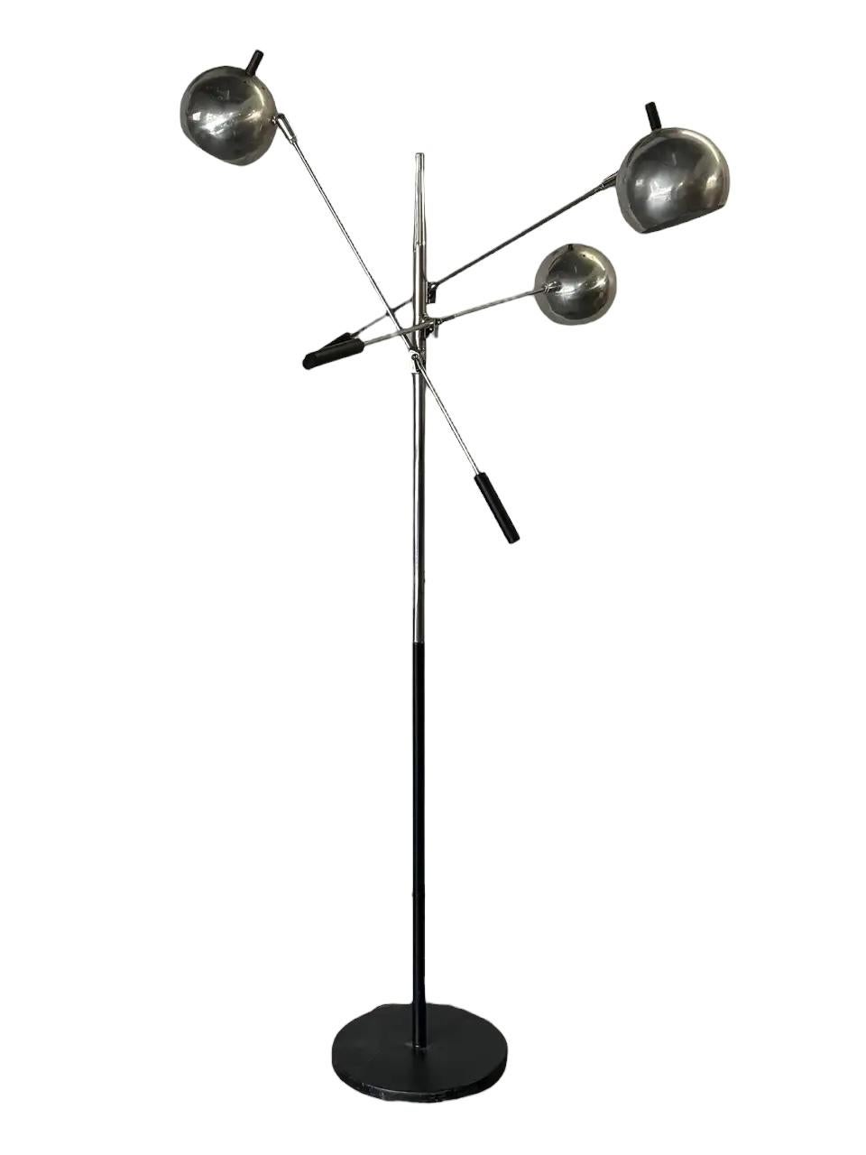 Iconica lampada da terra disegnata da Robert Sonneman. Tre bracci regolabili con zoccoli girevoli consentono una miriade di configurazioni di forma e funzione. Il cromo è in buone condizioni per l'età. Per l'utilizzo è necessario ricablare.