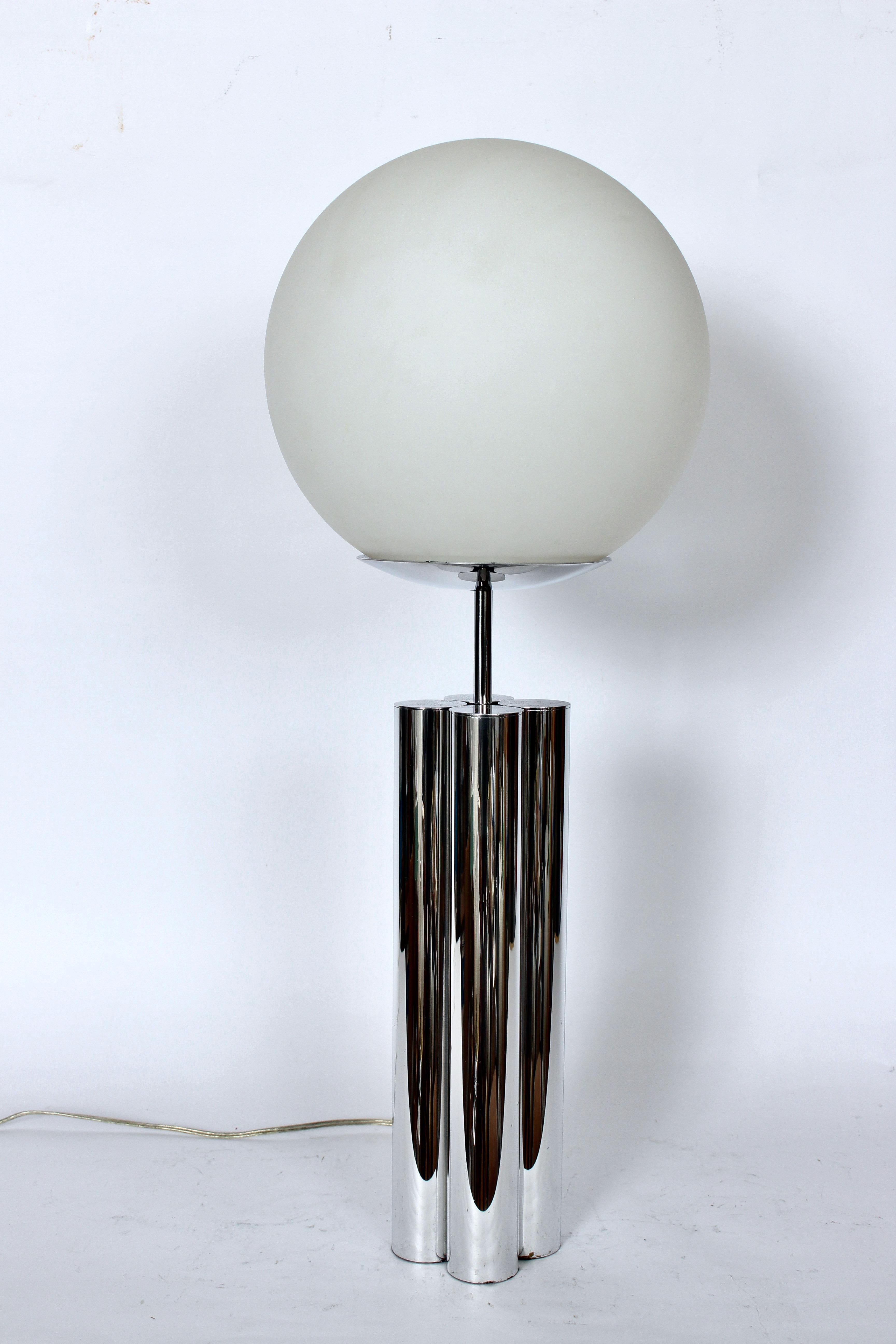 Robert Sonneman 4 Column Polished Aluminum Table Lamp with Frosted Globe, 1960s  In Good Condition For Sale In Bainbridge, NY