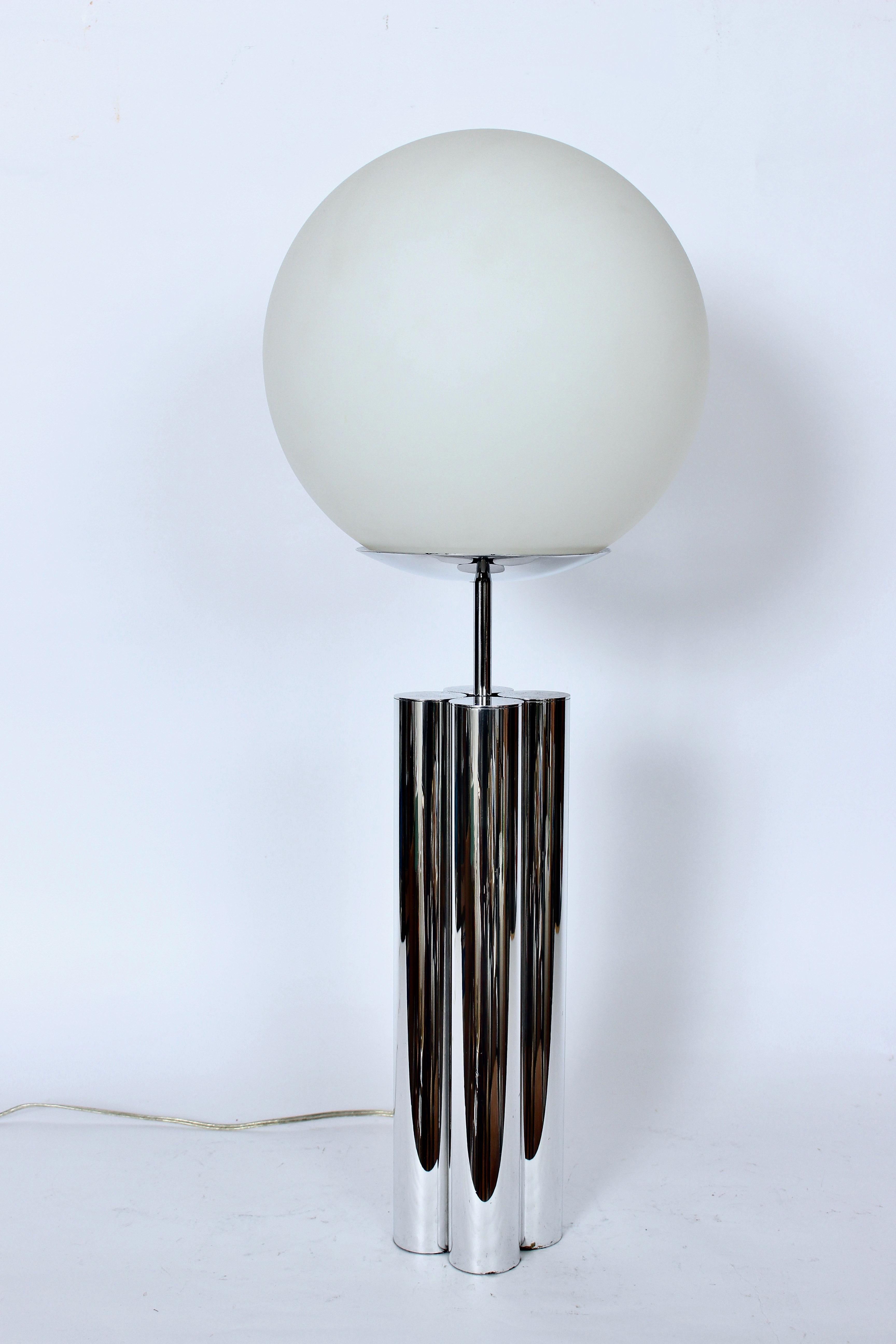 Robert Sonneman 4 Säulen-Tischlampe aus poliertem Aluminium mit mattiertem Kugel, 1960er Jahre  (Glas) im Angebot