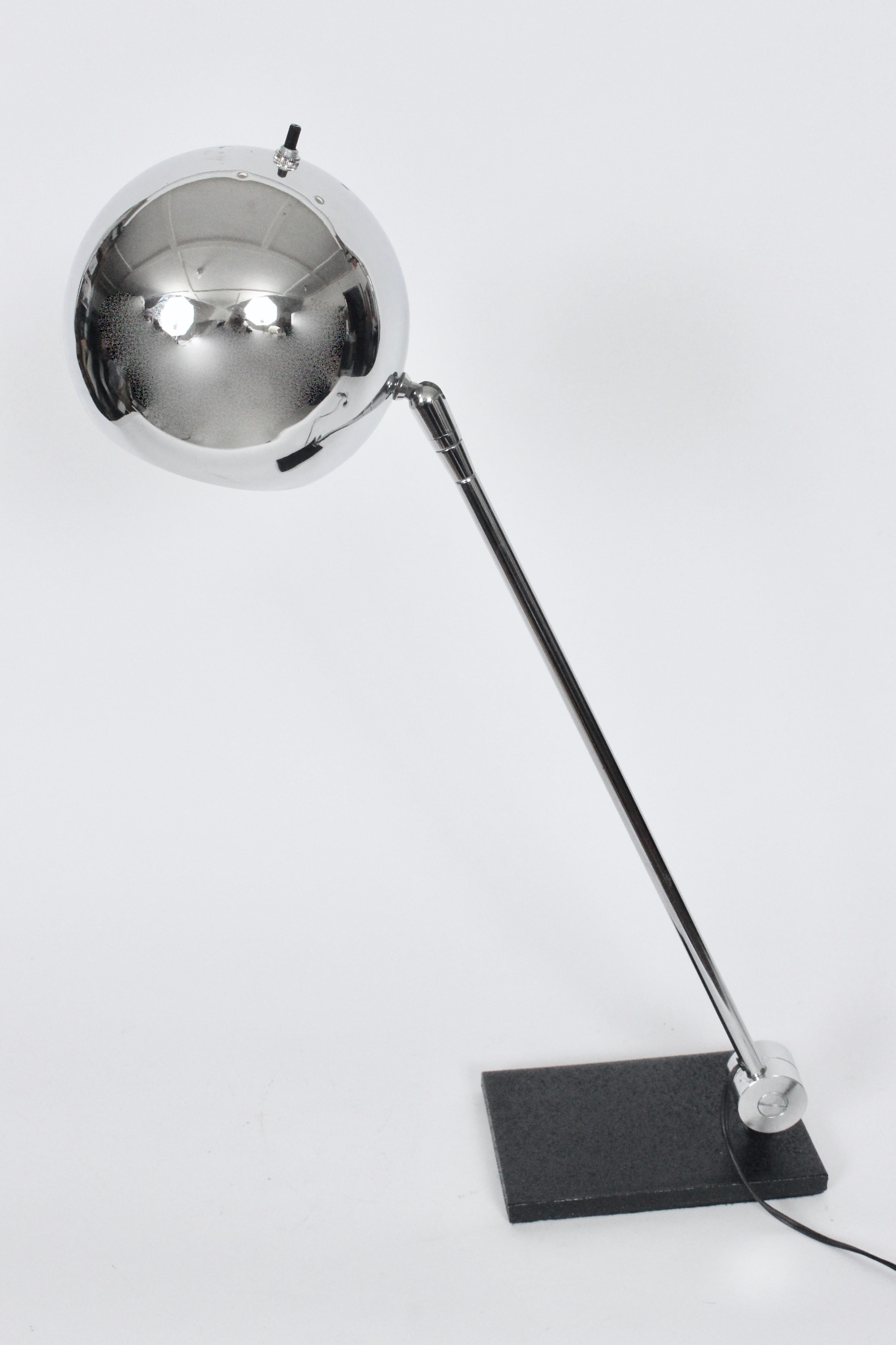 Robert Sonneman Articulating Chrome Orb Tischlampe auf schwarzem Sockel (Moderne) im Angebot