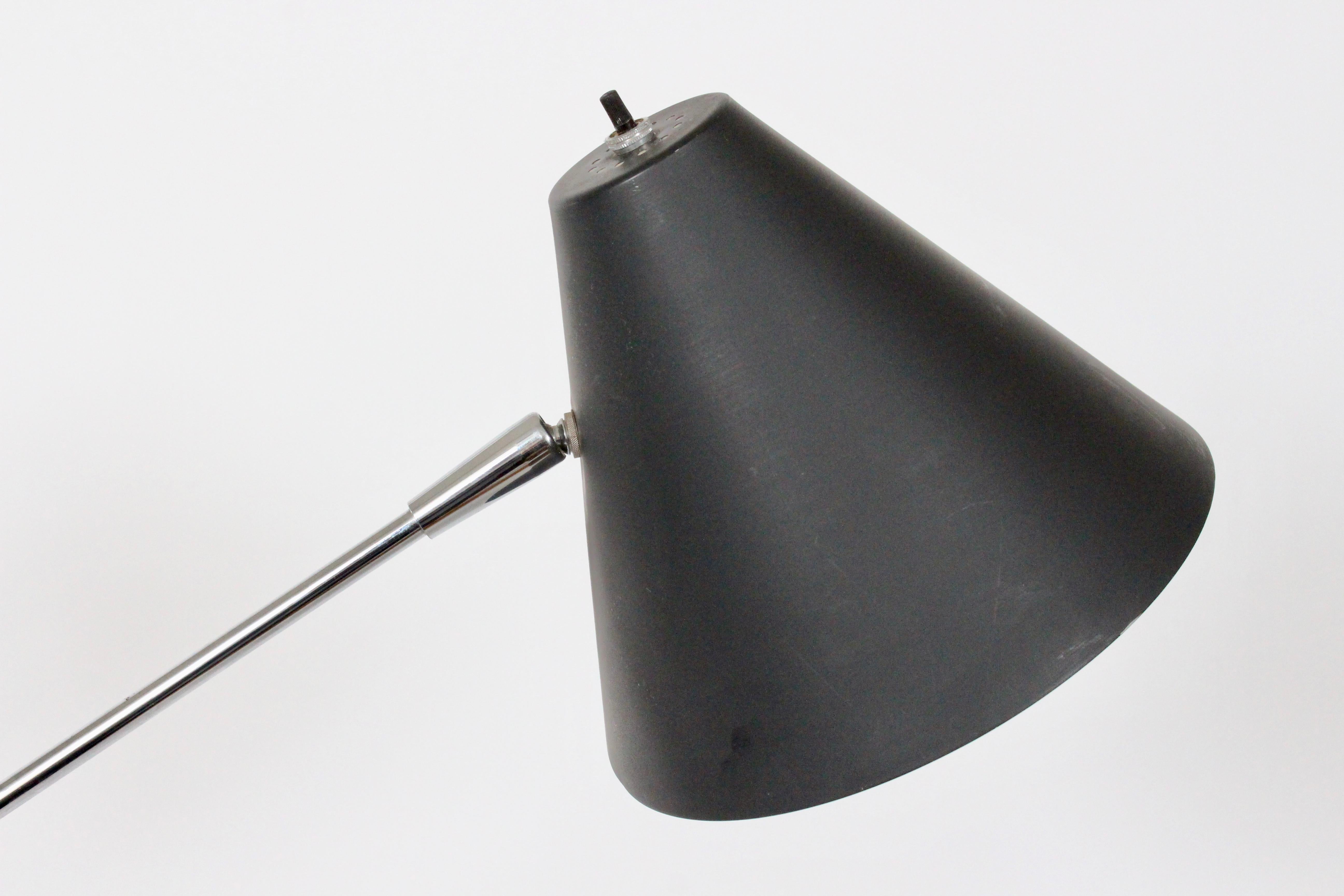 Aluminium Robert Sonneman lampadaire articulé chromé avec abat-jour noir, années 1970 en vente
