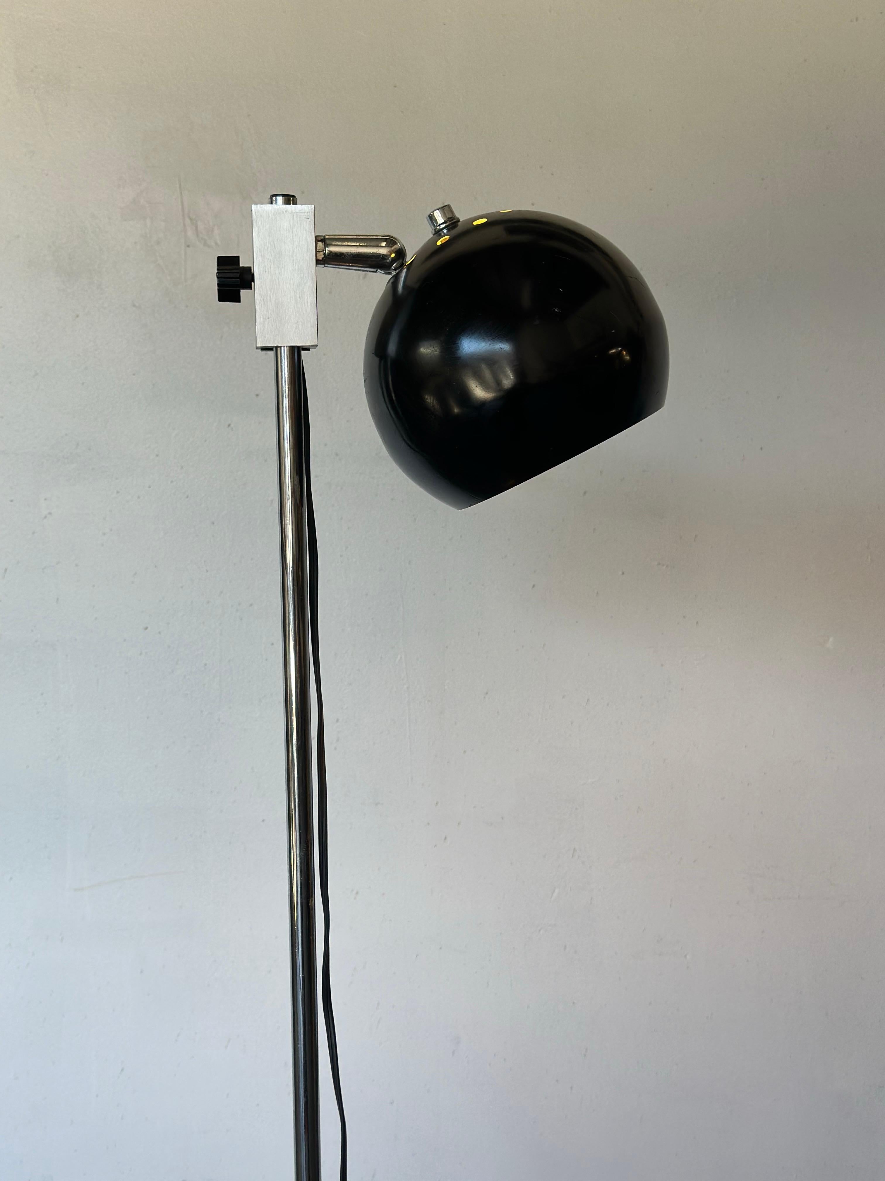 Chic and elegant midcentury modern chrome floor lamp with adjustable black enamel eyeball shade. Redolent and evocative of many Robert Sonneman designs. Chrome in very good original condition. Has been cleaned and presents well in even condition.