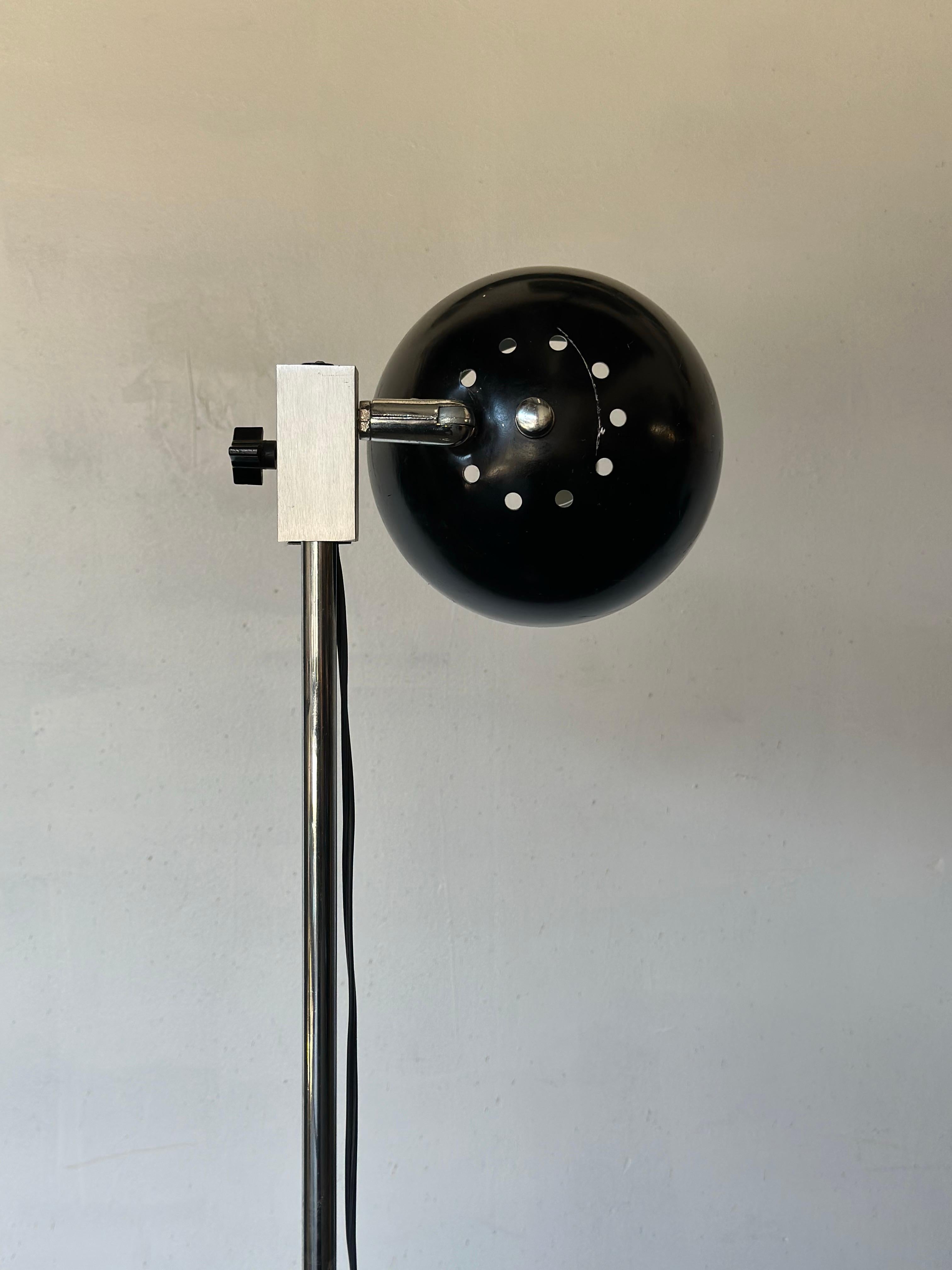 Mid-Century Modern Robert Sonneman Style Adjustable Height Chrome Eyeball Lamp w/ Enamel Shade For Sale