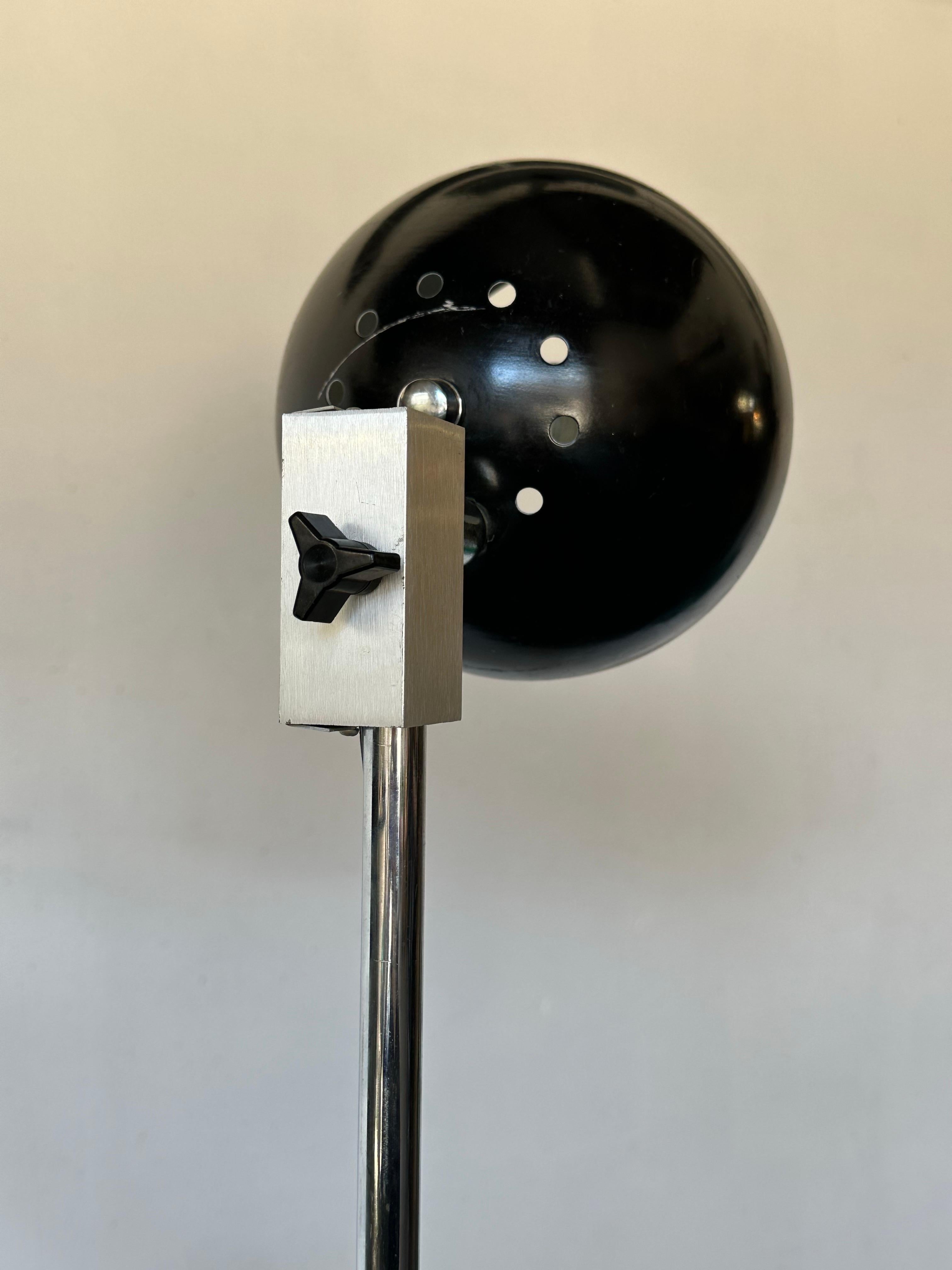 Robert Sonneman Style Adjustable Height Chrome Eyeball Lamp w/ Enamel Shade In Good Condition For Sale In Brooklyn, NY