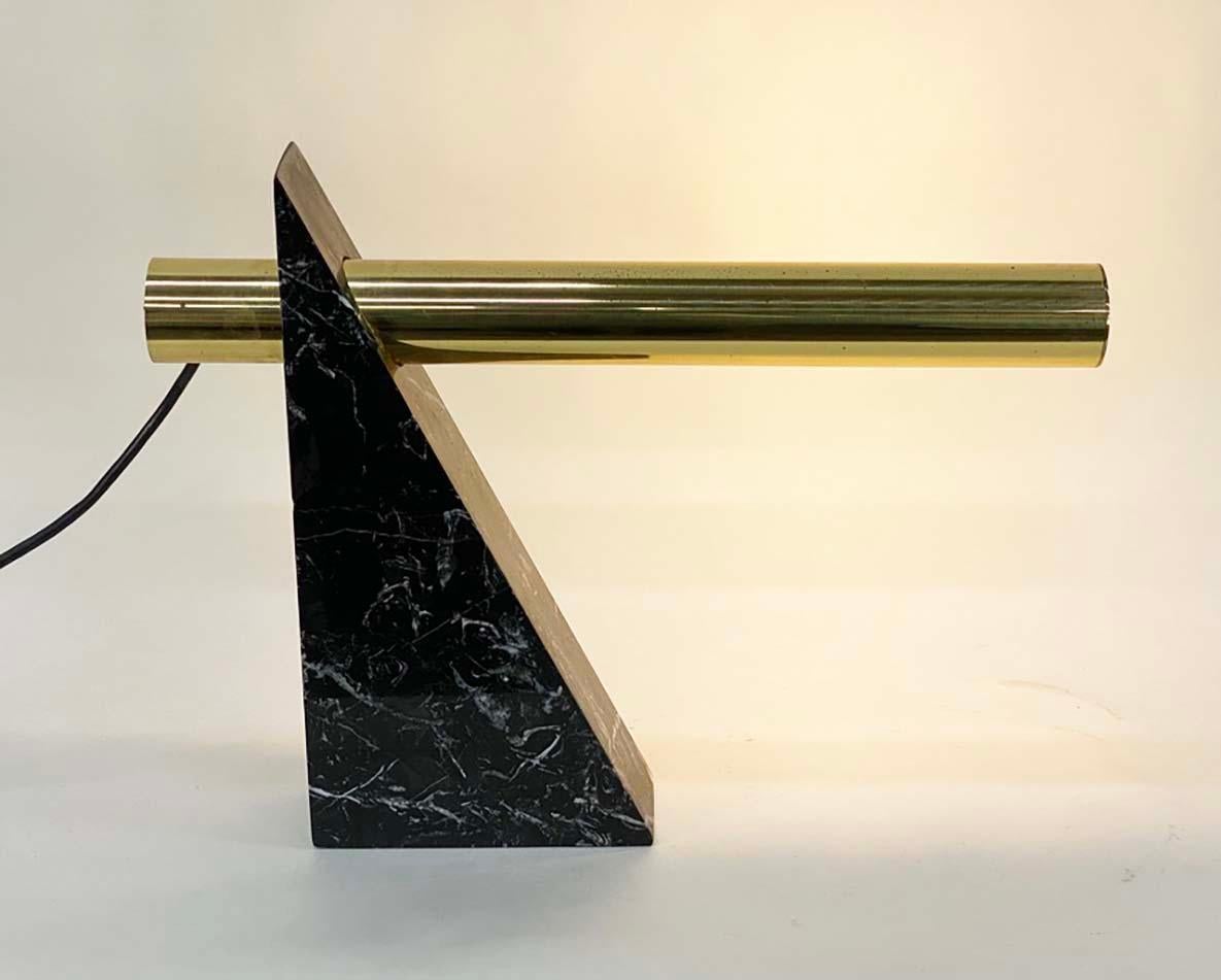 Hier ist eine sehr hübsche Schreibtischlampe aus schwarzem Marmor und Messing von Robert Sonneman für George Kovacs. Der Messingzylinder der Leuchte gleitet durch das Loch im schweren dreieckigen Marmorsockel und kann gedreht werden, um das Licht zu