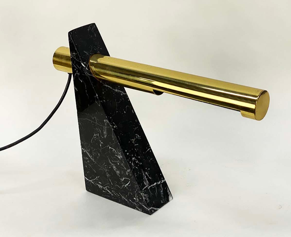 Tisch- oder Schreibtischlampe aus Messing und Marmor von Robert Sonneman für George Kovacs (Mitte des 20. Jahrhunderts) im Angebot