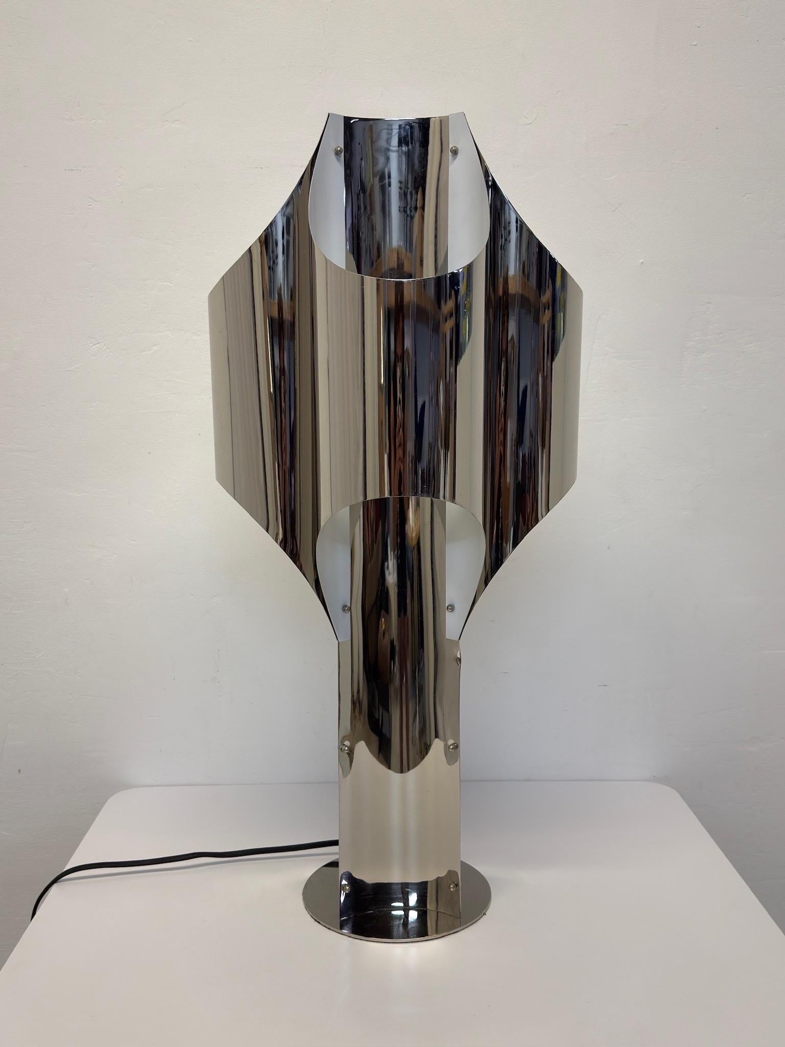 Conçue à l'origine dans les années 1960, cette réédition de la lampe chromée dessinée par Robert Sonneman comporte quatre ampoules intérieures et un variateur d'intensité au dos.  

Ne pas utiliser avec les LED.