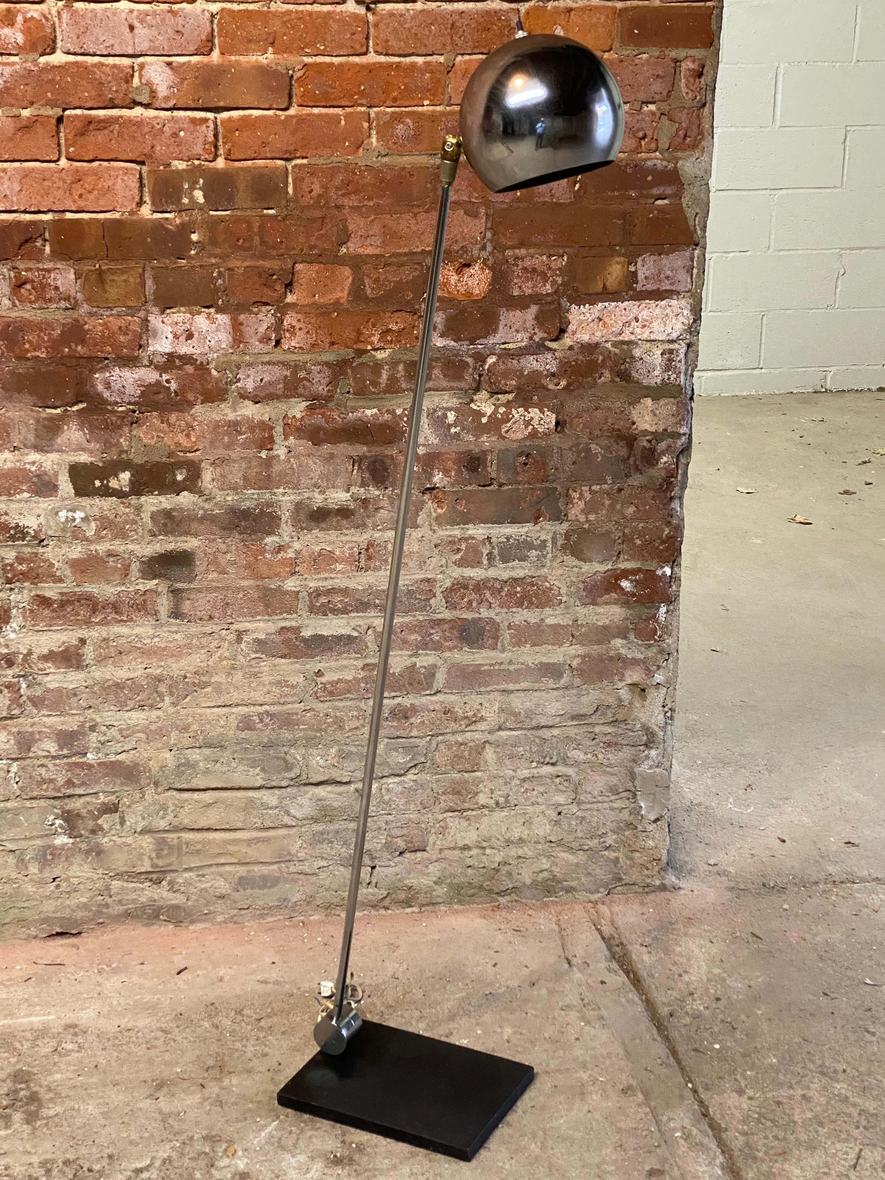 Ère spatiale Robert The Sonneman - Lampadaire à œil articulé en chrome en vente