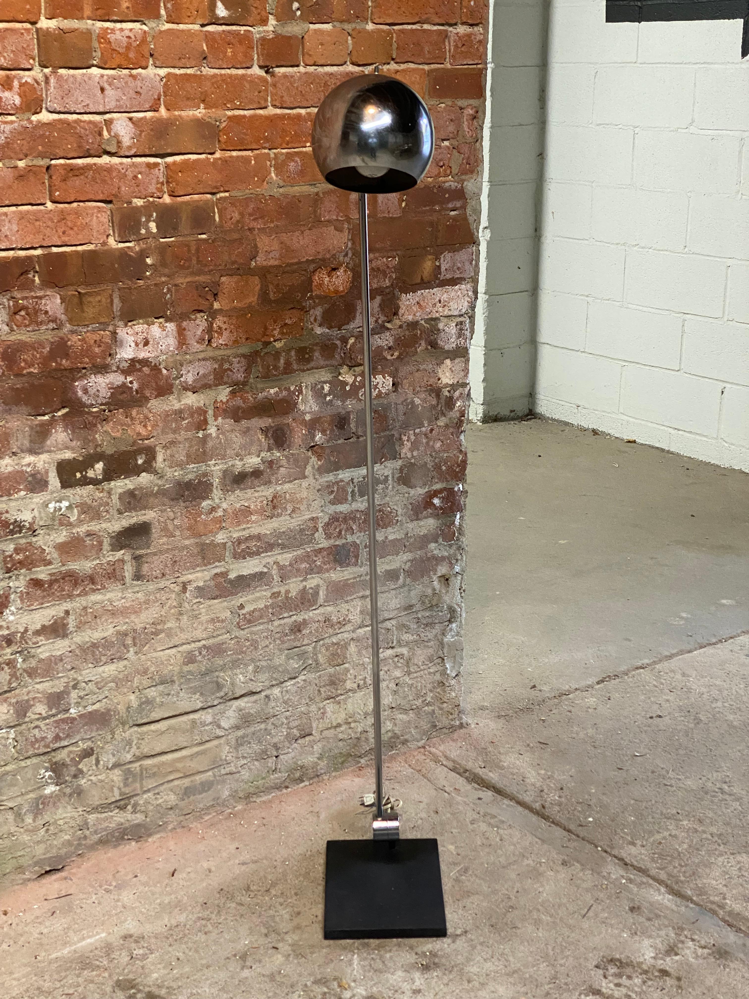 Américain Robert The Sonneman - Lampadaire à œil articulé en chrome en vente