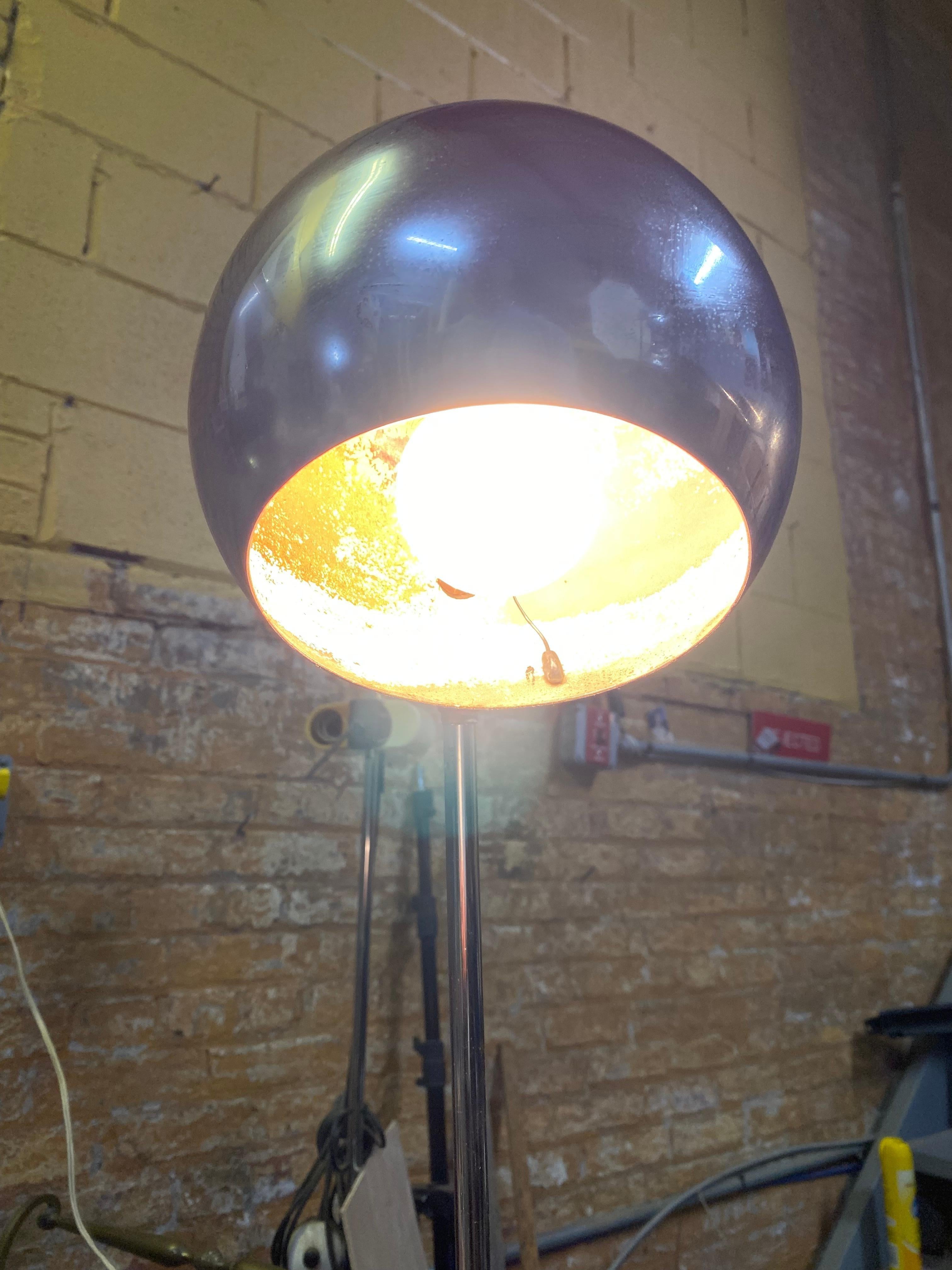 Robert The Sonneman - Lampadaire à œil articulé en chrome Bon état - En vente à Garnerville, NY