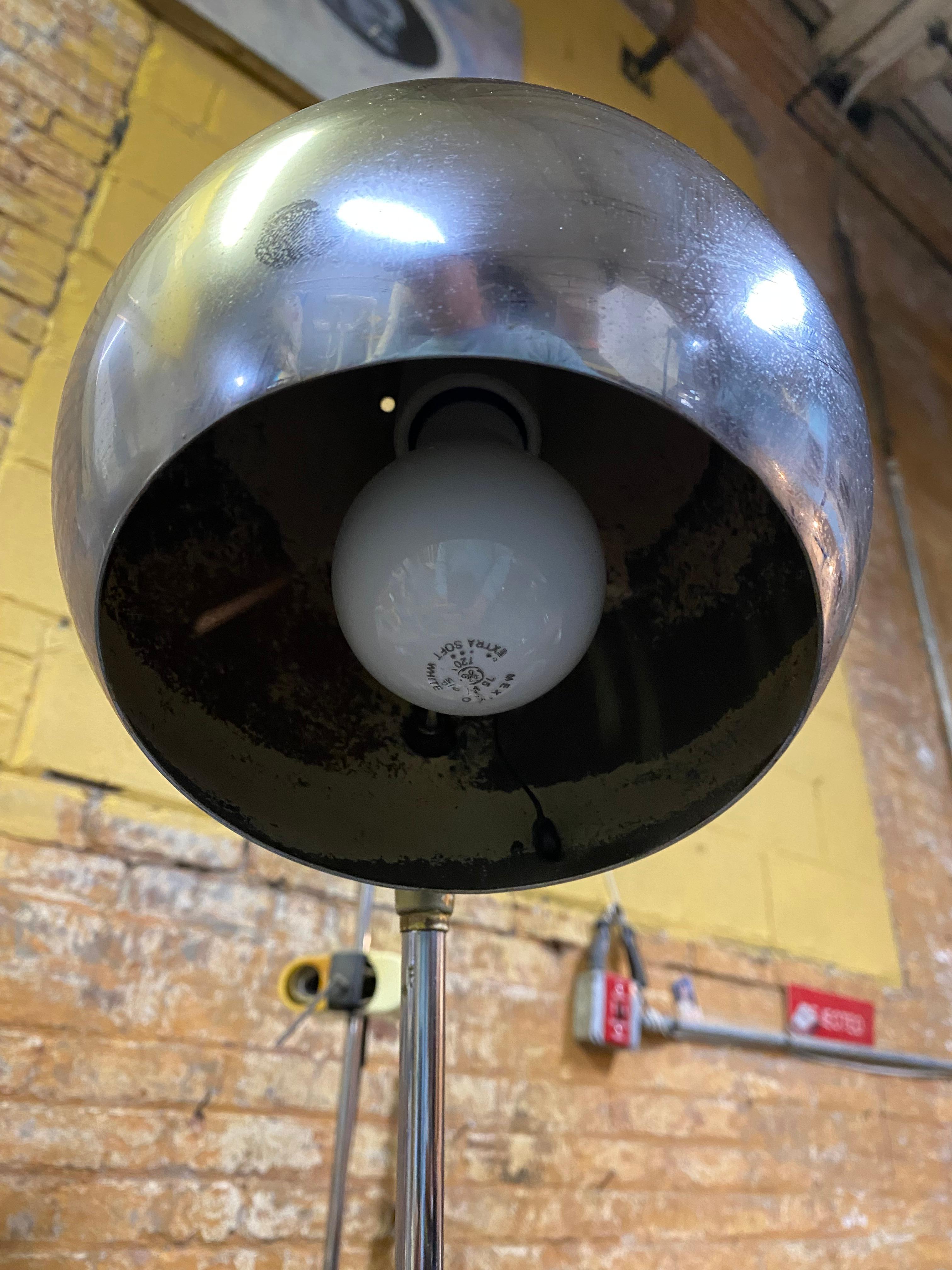 Milieu du XXe siècle Robert The Sonneman - Lampadaire à œil articulé en chrome en vente