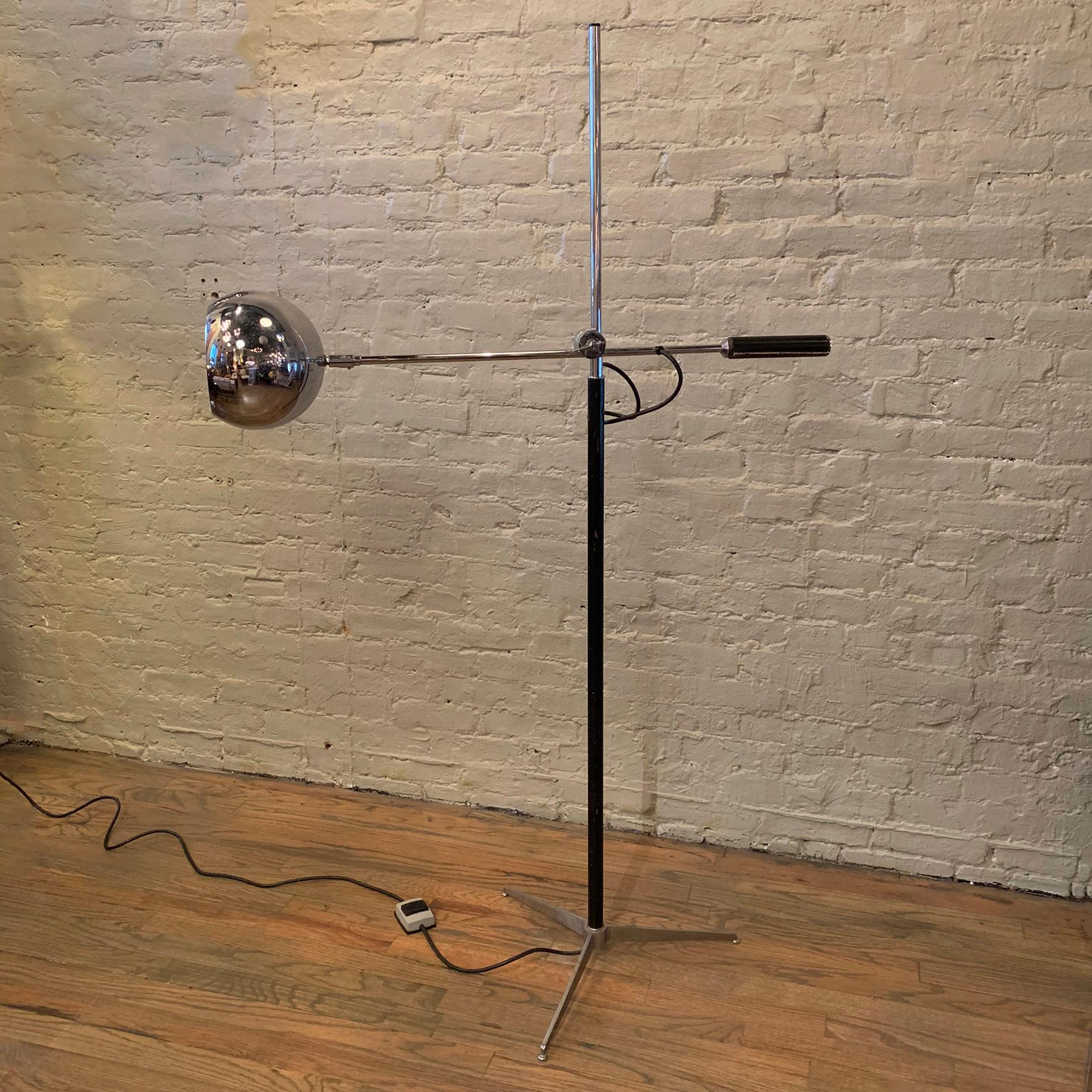 Robert Sonneman Chrome Eyeball Extension Arm Floor Lamp In Good Condition In Brooklyn, NY