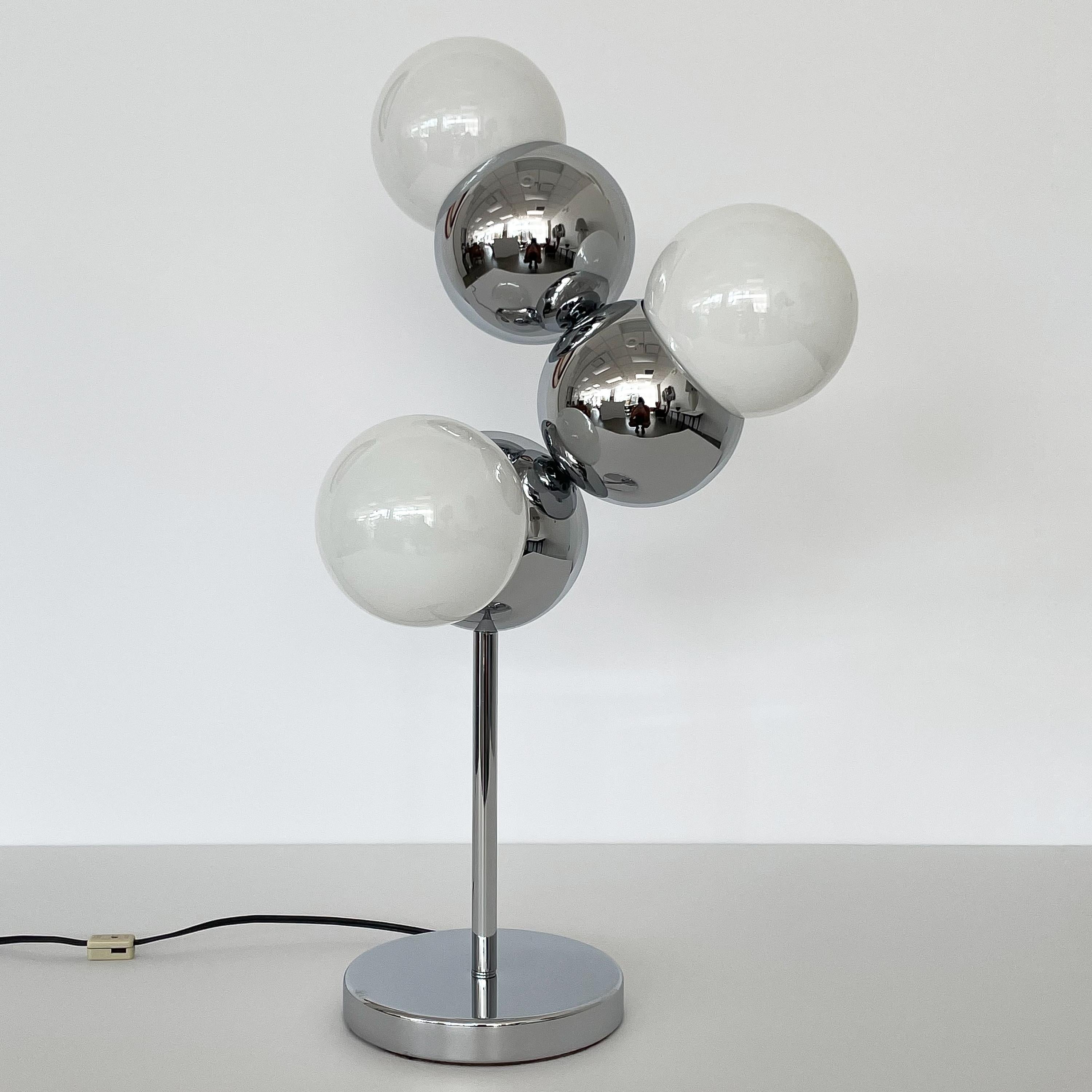A Mid-Century Modern chrome molecule / eyeball table lamp by Robert Sonneman, circa 1960s. This lamp features three chrome eyeball spheres linked together and each housing a socket to accommodate a G40 globe light bulb. The addition of the light
