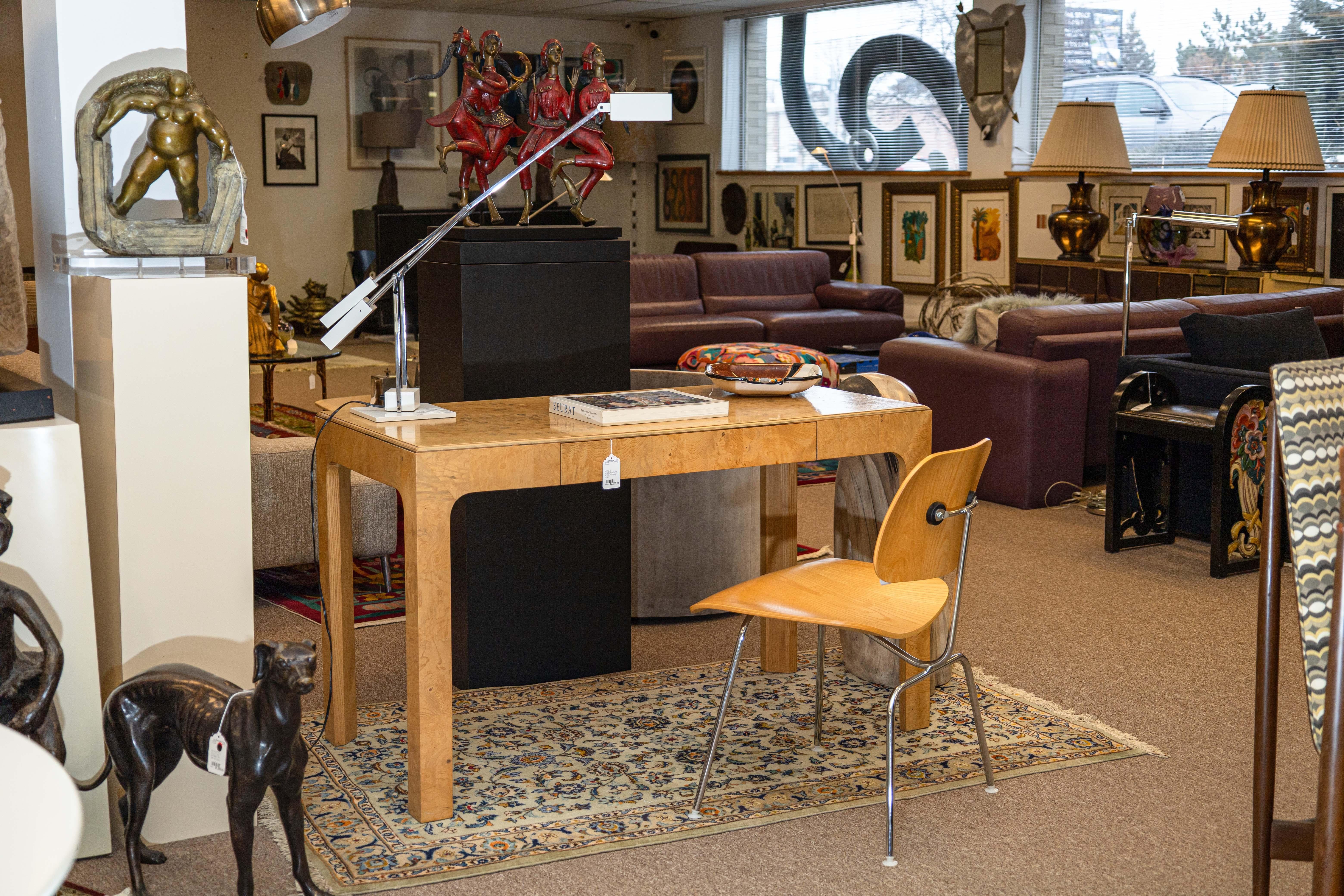A 1980s Robert Sonneman counter balance table lamp. This modern table lamp features a very chic 80s modern design, utilizing white cubed shapes, and tubular chrome framing. This piece features a very adjustable design which rotates at the base,