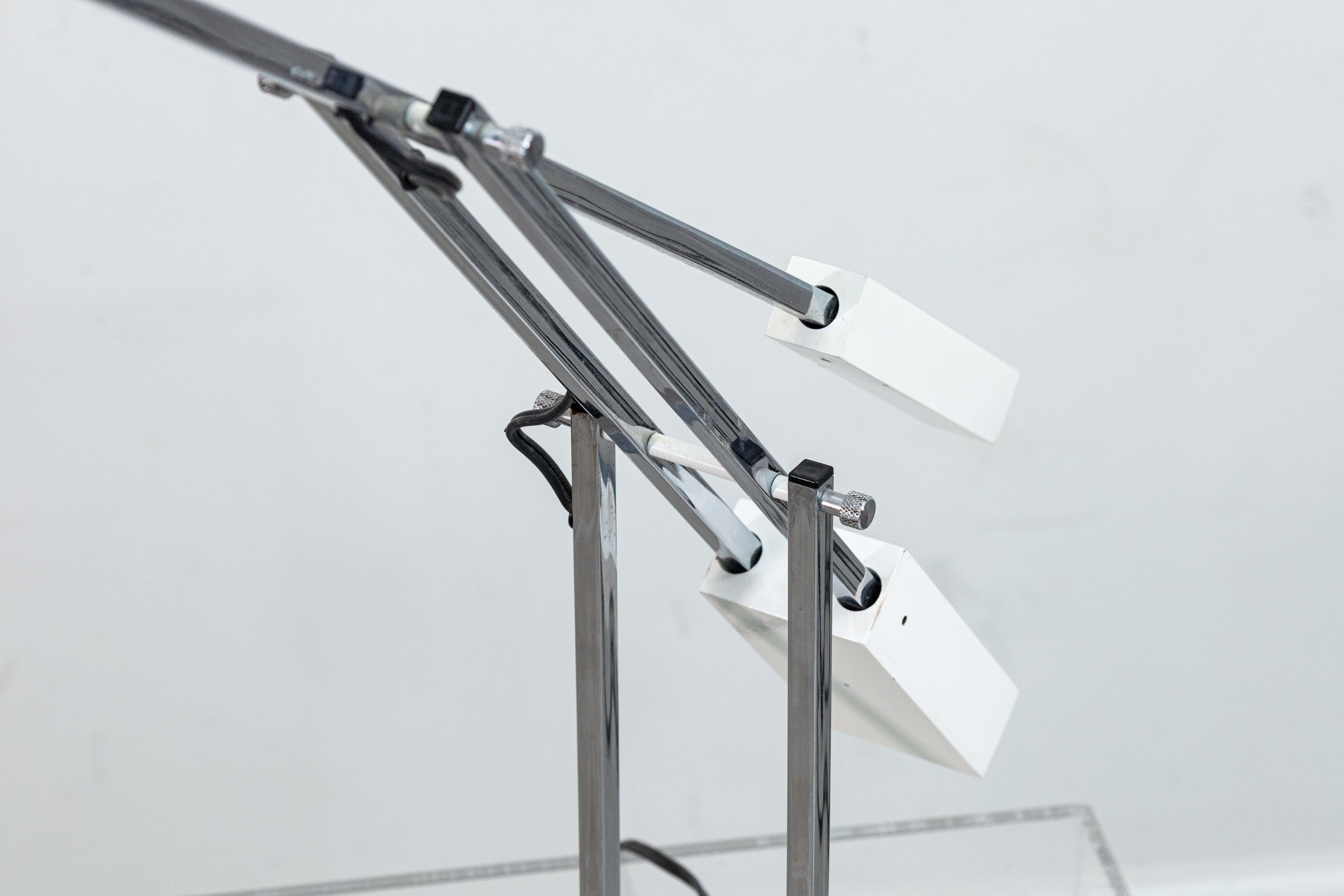 Robert Sonneman Counter Balance White Metal and Chrome 1980s Table Desk Lamp In Good Condition For Sale In Keego Harbor, MI