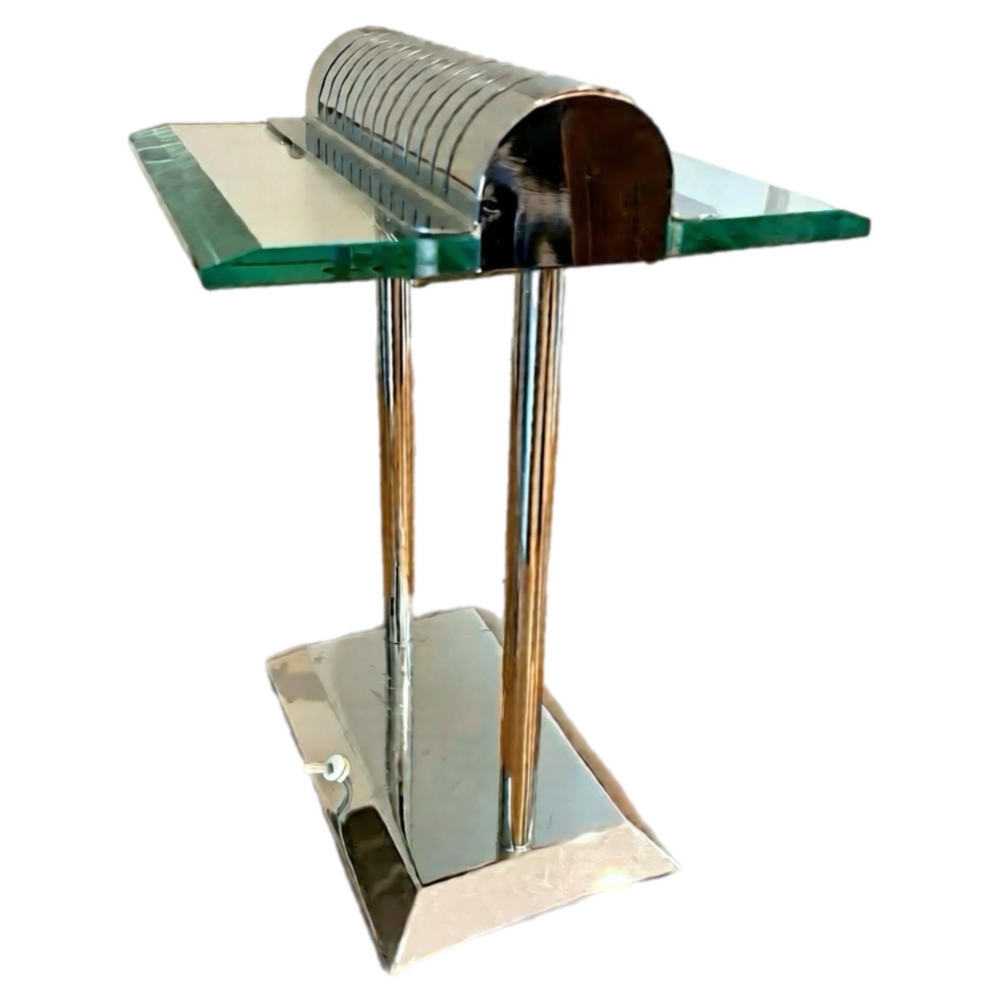 1980's, primé, postmoderne, Memphis.Era, moderniste, art déco réimaginé, lampe de bureau de banquier. 

Conçue par Robert Sonneman pour George Kovacs, cette étonnante..,  Cette lampe élégante est une version actualisée de l'abat-jour en verre vert