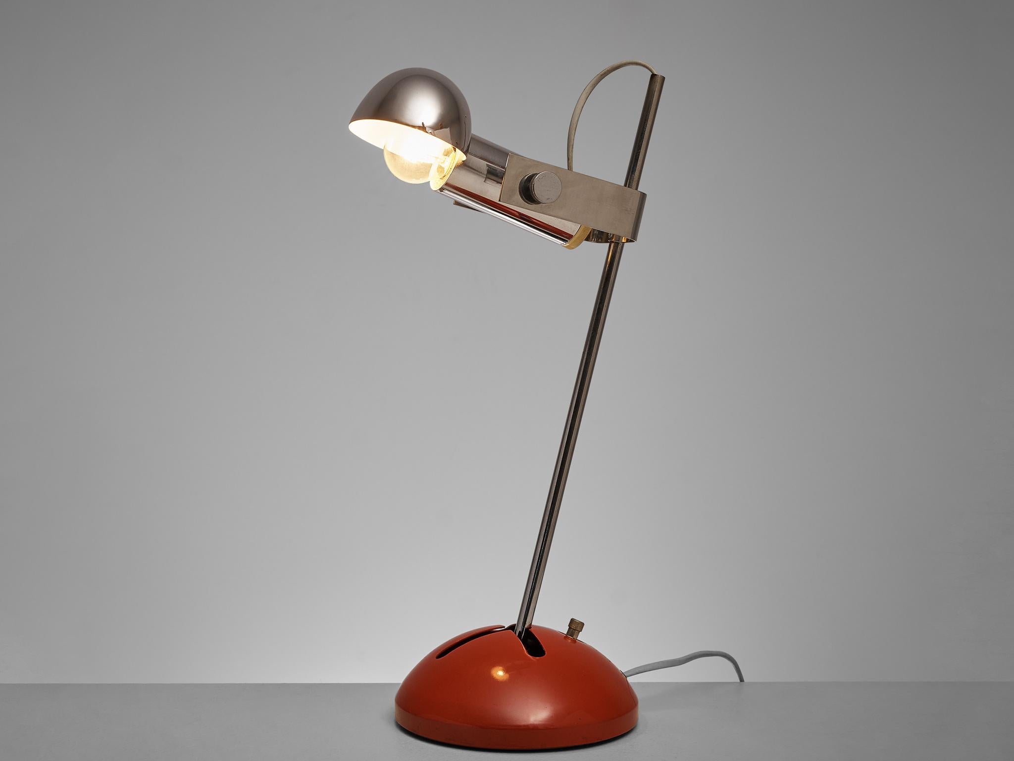 Robert Sonneman pour Luci Cinisello, lampe de table modèle 395, métal, chrome, Italie, années 1970.

Voici la lampe de bureau polyvalente modèle 395, une création de Robert Sonneman pour le célèbre fabricant italien Luci Cinisello. Cette lampe