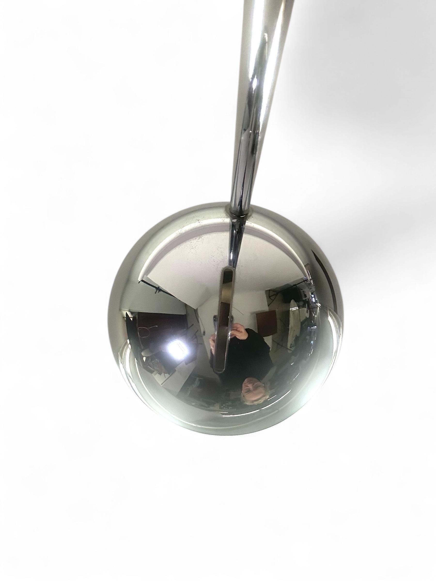 Robert Sonneman Kovacs Lampadaire moderniste du milieu du siècle en chrome Torchère. Robert Sonneman a conçu cette magnifique torchère élancée fabriquée par Kovacs. Tout en étant mince et élégante, la lampe est très robuste et lourde, fabriquée avec