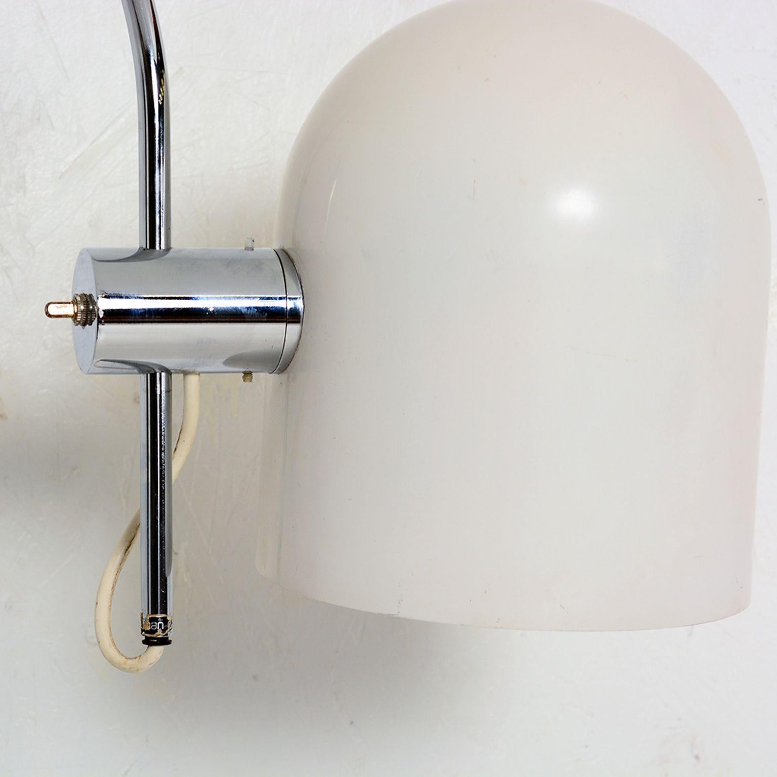For your pleasure: a Mid-Century Modern chrome wall sconce by Robert Sonneman.

Beautifully curved sconce attaches to the wall in a solid walnut wall mount.

The USA, circa late 1960s.

Dimensions: 26