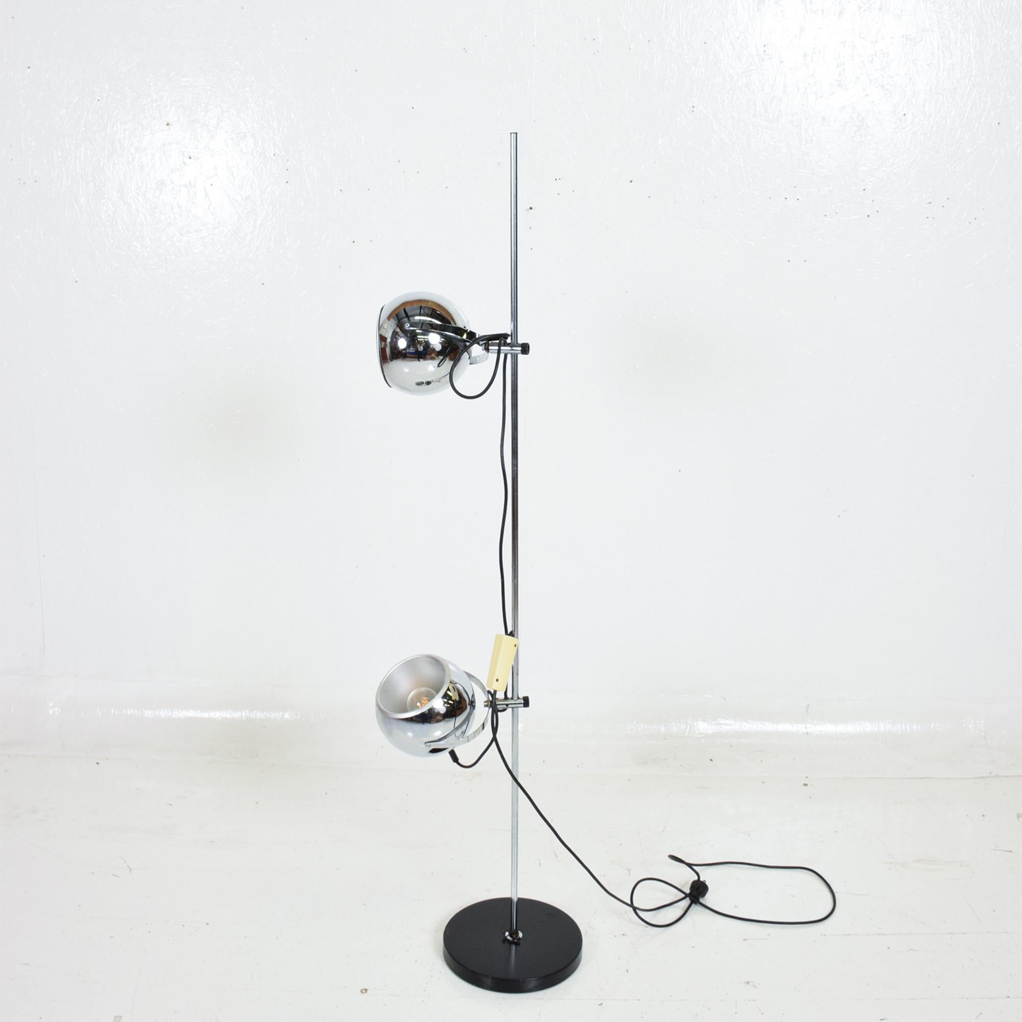 Midcentury Modern chrome floor lamp by Robert Sonneman.
Steel and chrome-plated floor lamp with two adjustable shades.
USA circa 1970s. Unmarked no label present.
Dimensions: 60 height x 10 .5 in diameter, shades 6 in diameter, sphere.
Original