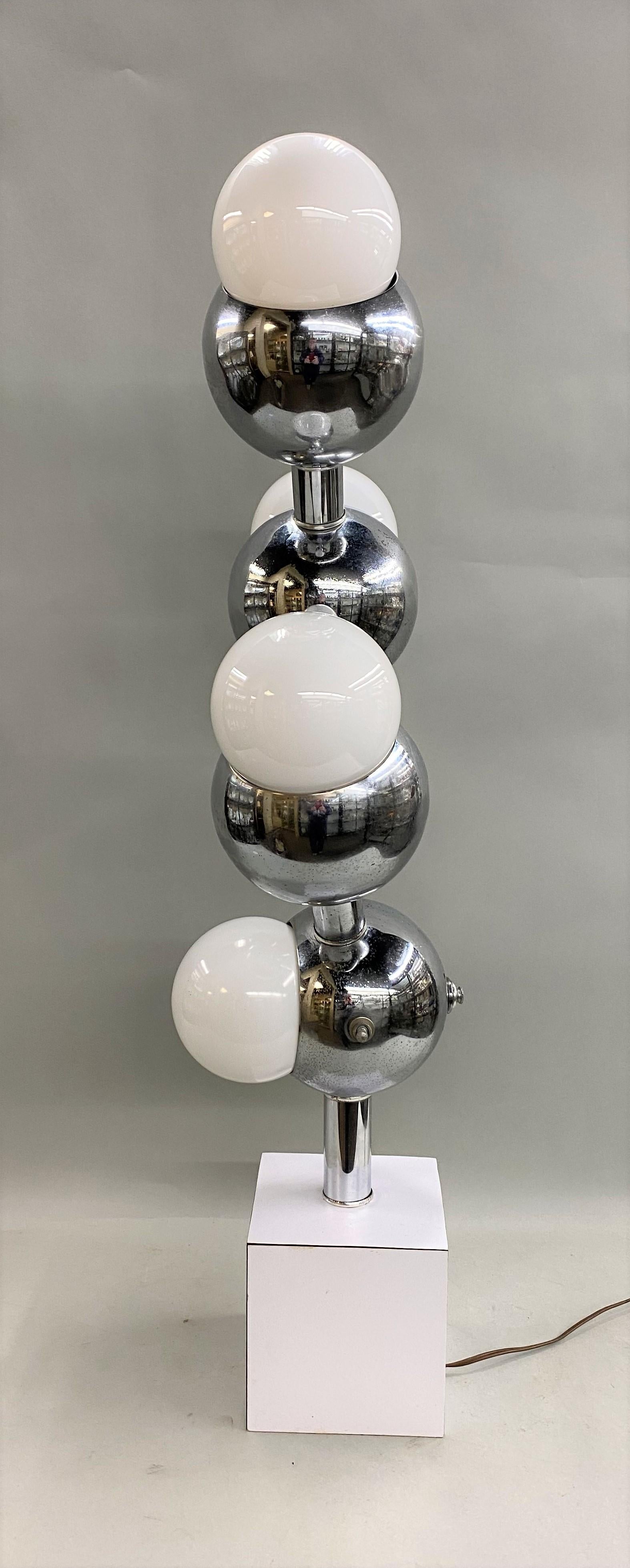 A fine example of an Atomic Age mid century molecule or eyeball chrome four- light table lamp with chrome finish and round frosted lightbulbs, designed by New York based designer Robert Sonneman, one of the pioneers of modern lighting, known for
