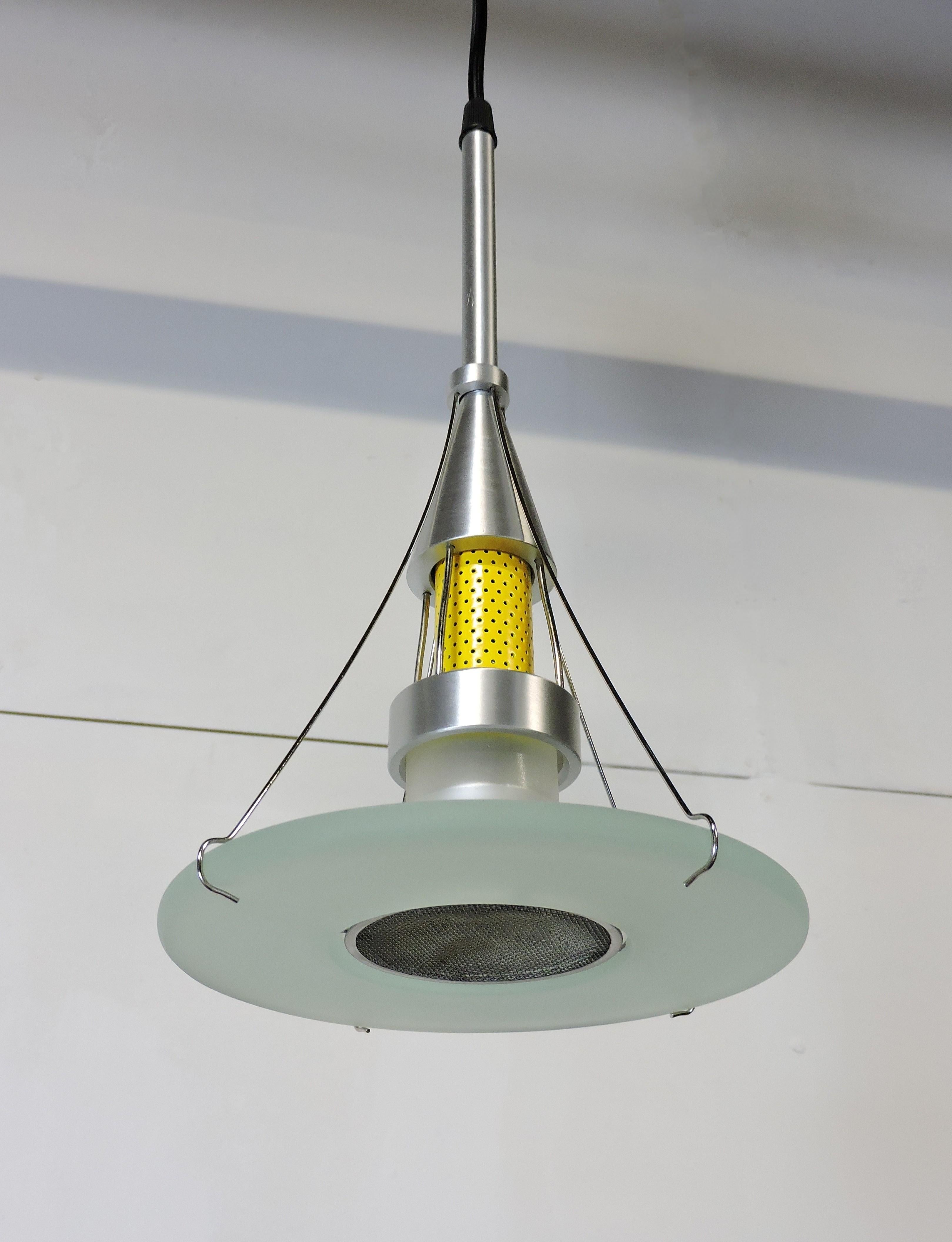 Très belle lampe suspendue de style industriel, conçue à l'origine par Robert Sonneman pour George Kovacs en 1990 et fabriquée en 2005 par Robert Sonneman Contemporary Visions. Ce luminaire est composé de verre dépoli, d'aluminium brossé et d'acier