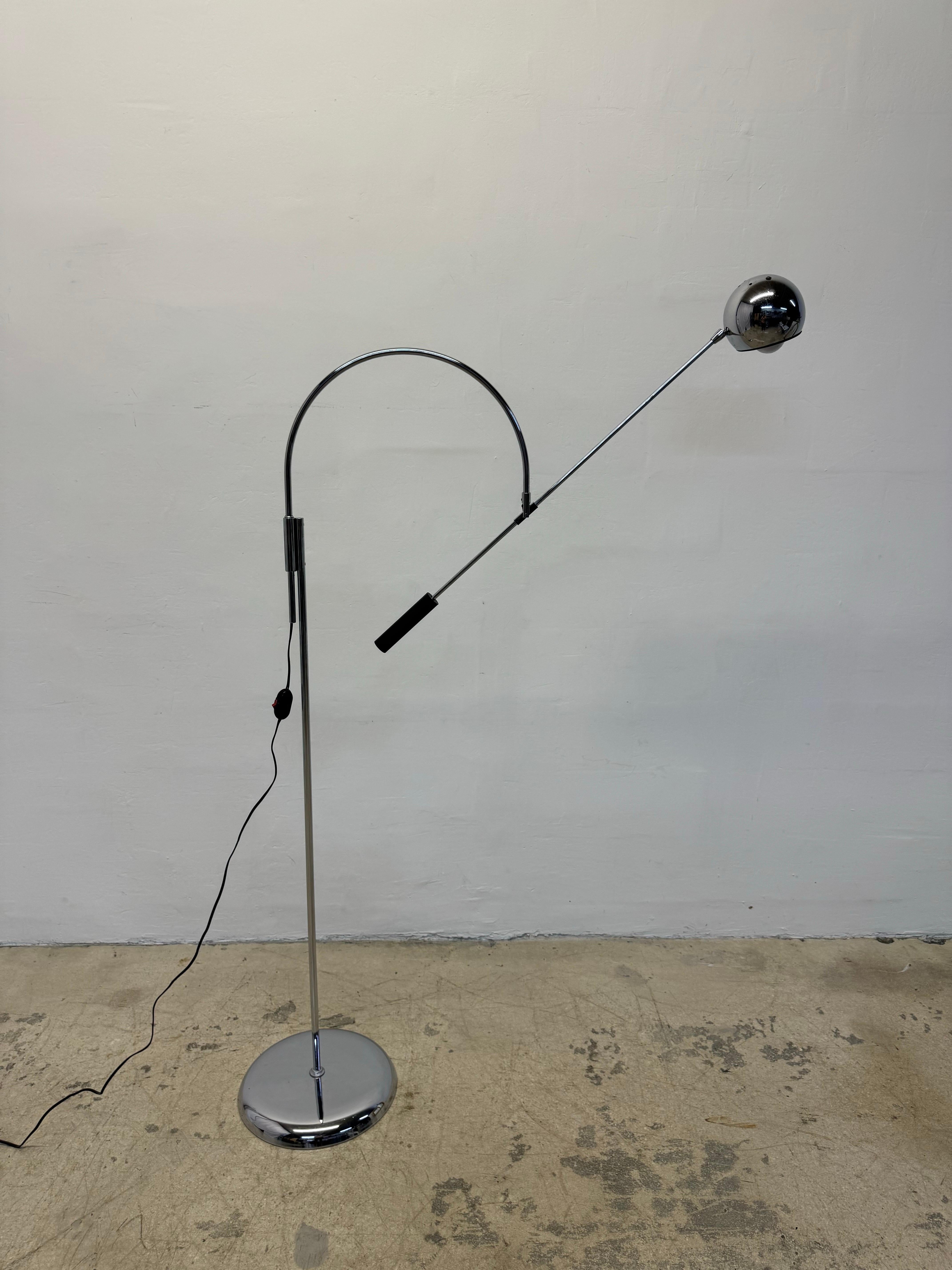 Chrome arc Orbiter floor lamp with adjustable swing arm designed and produced by Robert Sonneman circa 1970s.