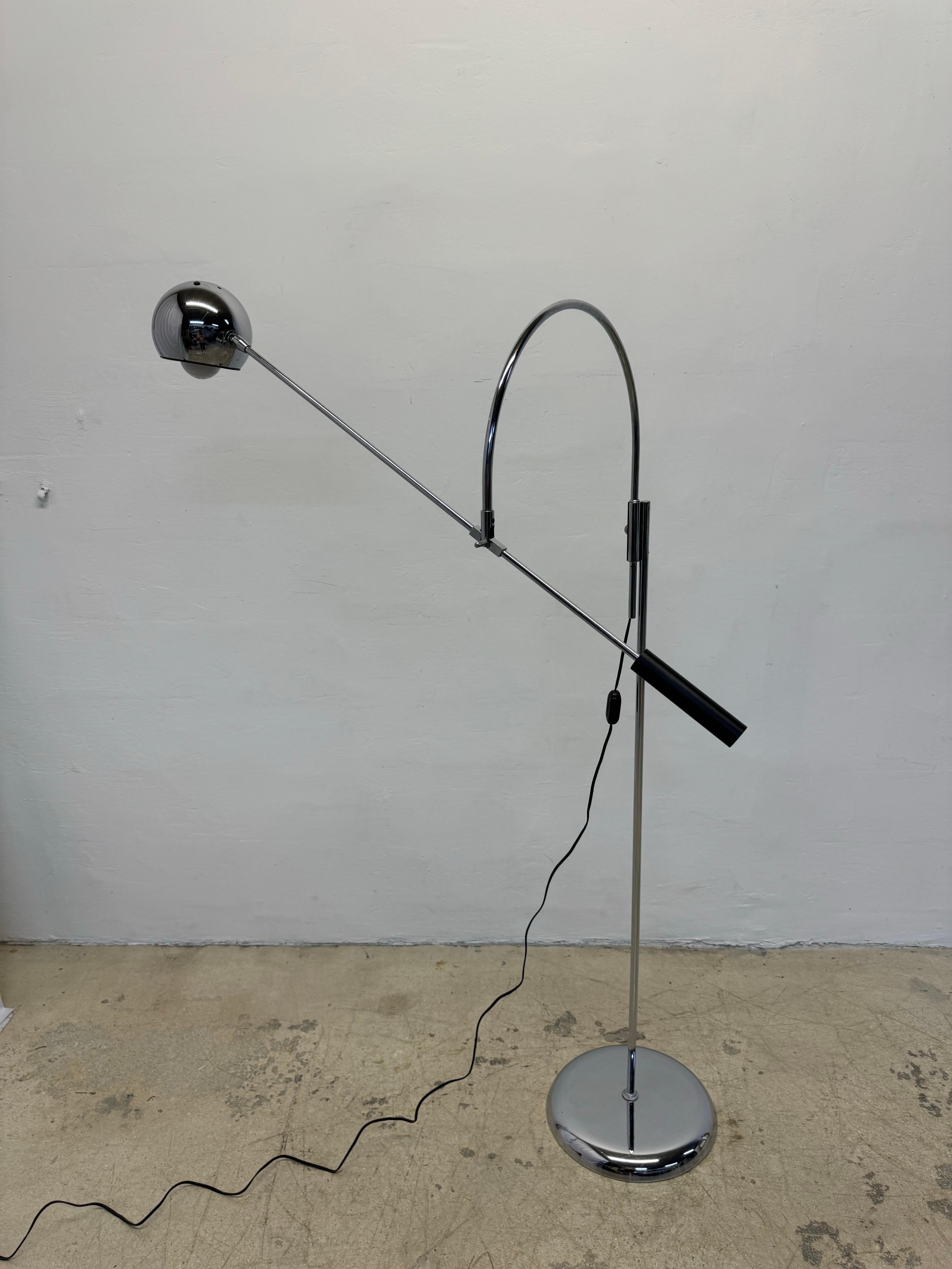 Robert Sonneman Orbiter Chrome Arc Adjustable Floor Lamp, 1970s In Good Condition In Miami, FL