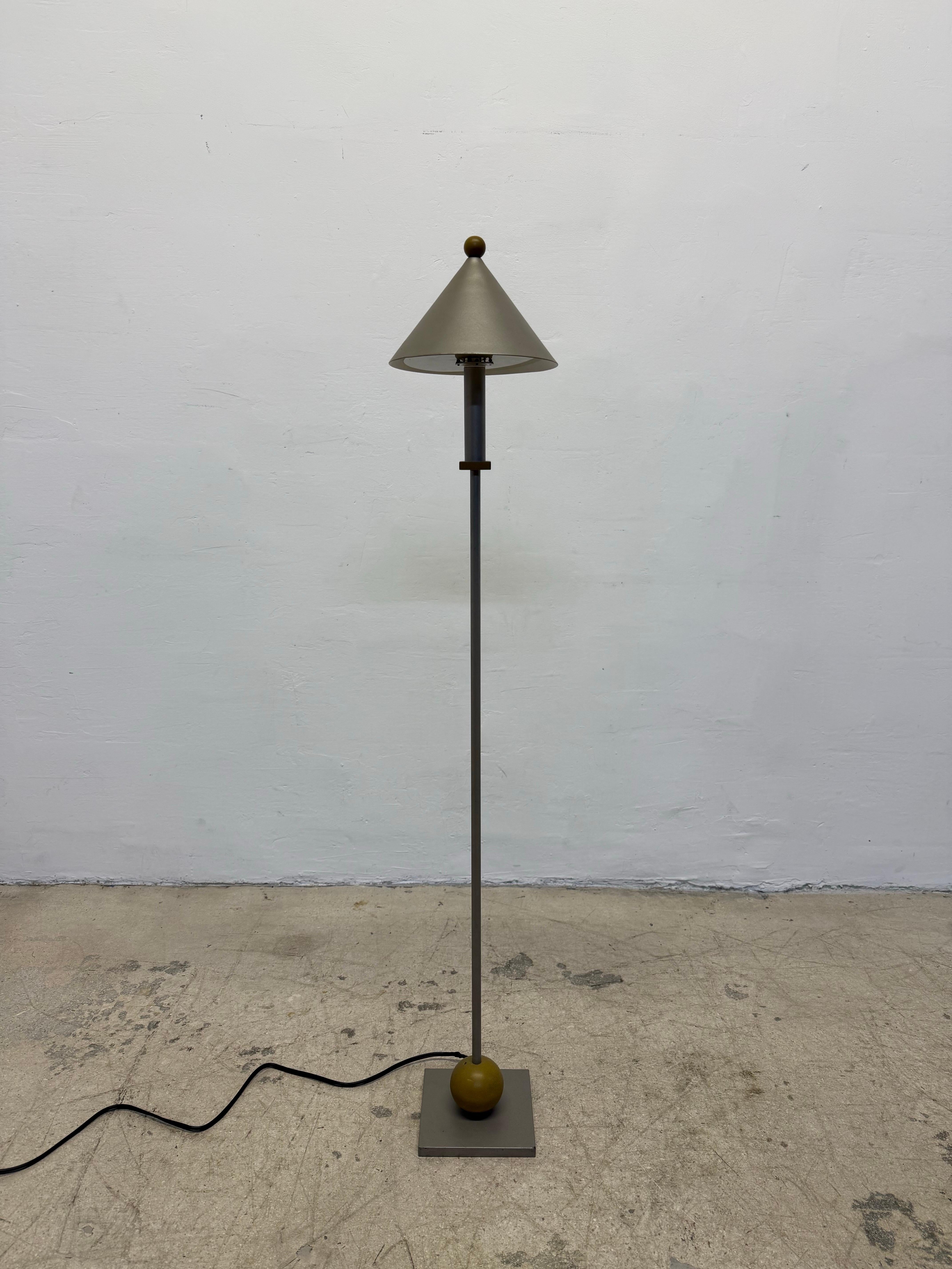 Lampada da terra post moderna con lampadina LED dimmerabile progettata da Robert Sonneman per George Kovacs intorno al 1990.
