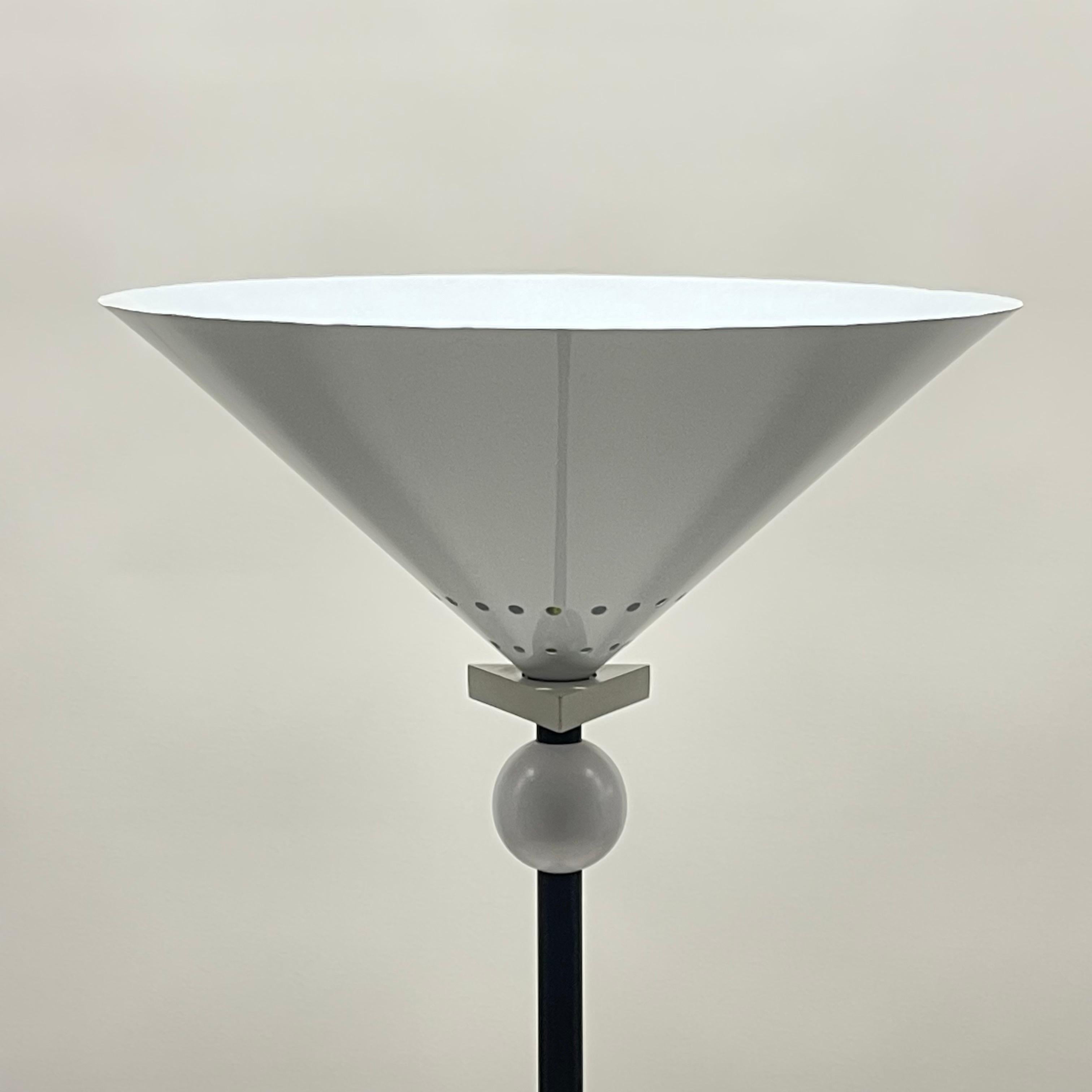 Lampadaire torchère post-moderne en acier peint et revêtu de poudre, dont les formes géométriques rappellent les designs Memphis Milano d'Ettore Sottsass, par Robert Sonneman.