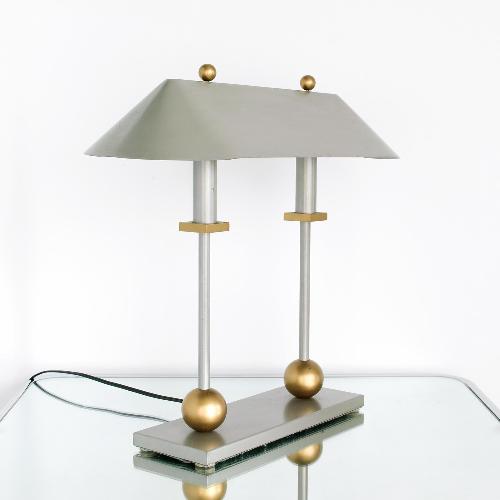 Superbe forme postmoderne en parfait état d'origine, avec une finition gris métallisé aux accents dorés, deux prises en porcelaine, un interrupteur de ligne avec deux réglages de luminosité et des étiquettes d'origine. Fabriqué par George Kovacs.